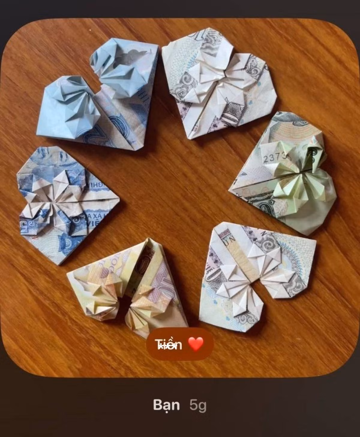 Đáp lại sự chào đón nồng nhiệt của nhân dân, để tình quân dân thêm gắn kết, các chiến sĩ tham dự diễu binh A80 chu đáo chuẩn bị những món quà nhỏ. (Ảnh: mint_wypw)