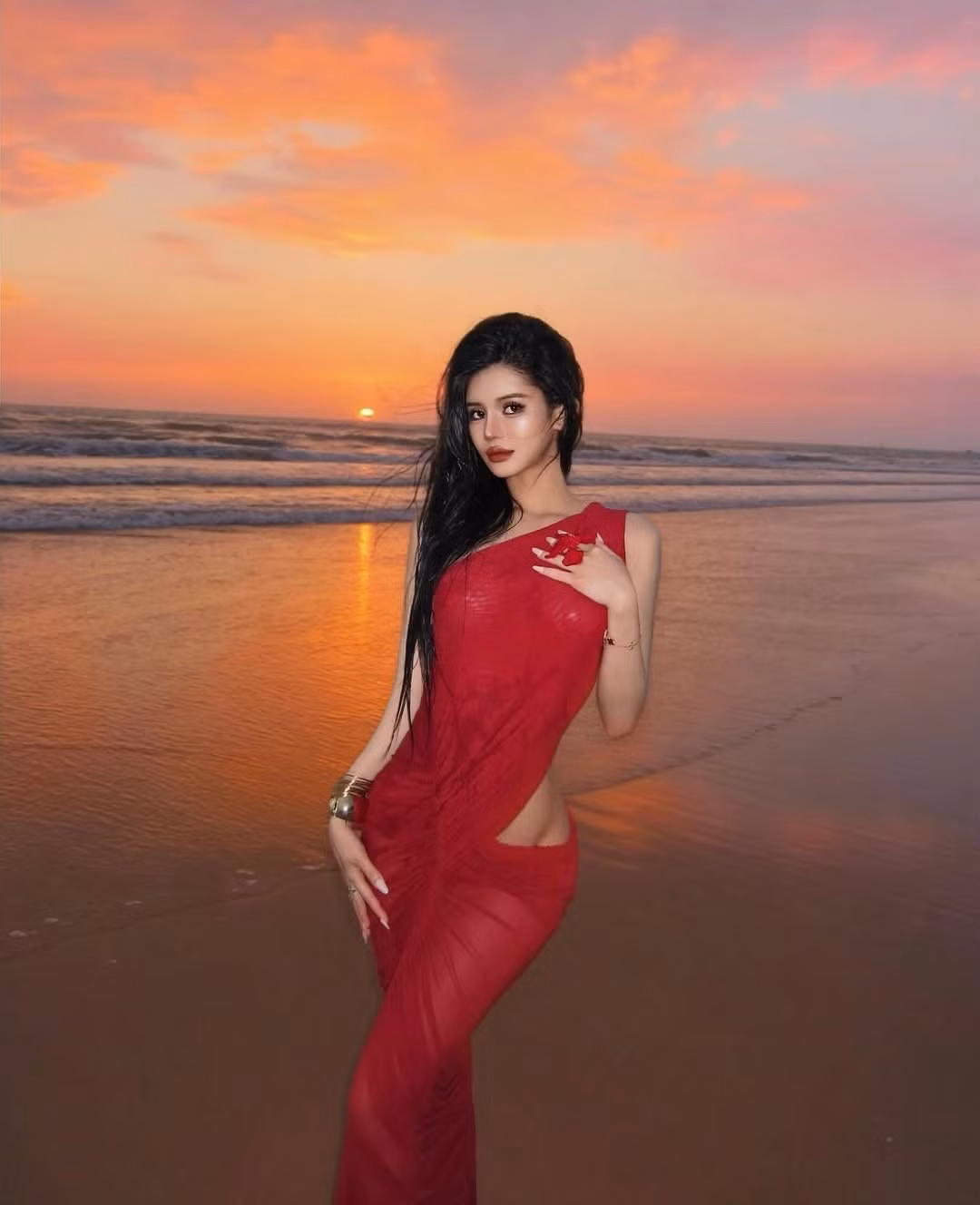 Chất liệu mỏng manh của chiếc váy ôm sát đường cong cơ thể, tôn lên vẻ đẹp quyến rũ khó cưỡng của cô nàng.