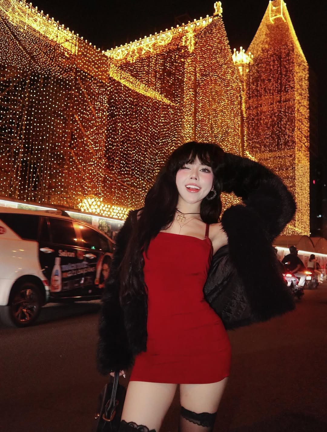 Nhà thờ Đức Bà hiện nay được bao phủ bởi hàng triệu ánh đèn vàng ấm áp, tạo nên một hiệu ứng thị giác cực kỳ bắt mắt. Vào ban đêm, toàn bộ khu vực này sáng bừng lên như một tòa lâu đài cổ tích giữa lòng thành phố hiện đại. Chính sự độc đáo này đã kích thích sự sáng tạo của các bạn trẻ yêu thích chụp ảnh. (Ảnh: IG @baokhuyen.susan)