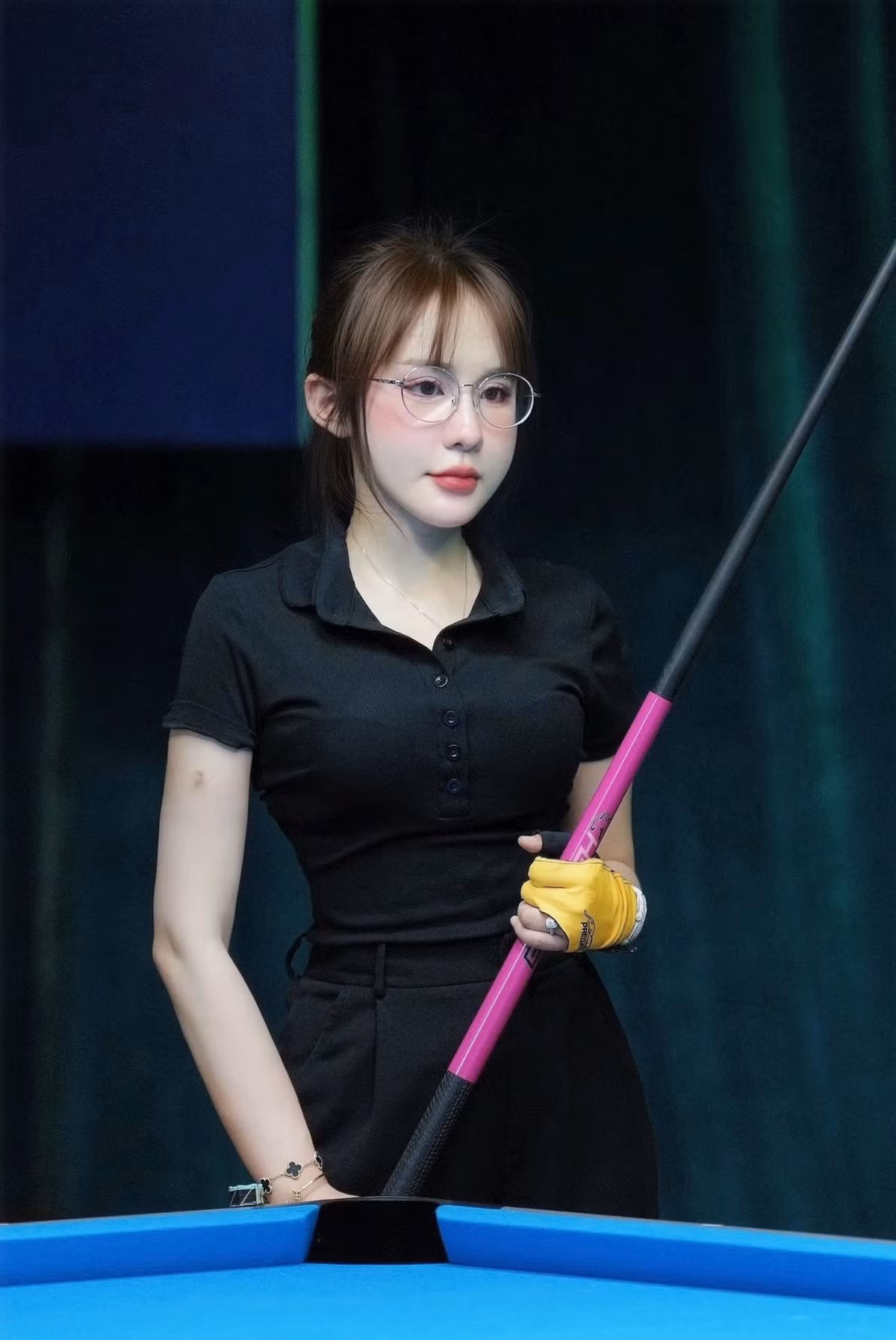 Lê Tuyết Anh là cái tên quen thuộc trong giới billiards. Cô nàng nổi bật với phong thái tự tin, khả năng kiểm soát bóng tốt và những cú đánh chuẩn xác, khiến nhiều người hâm mộ phải trầm trồ. (Ảnh: FBNV)