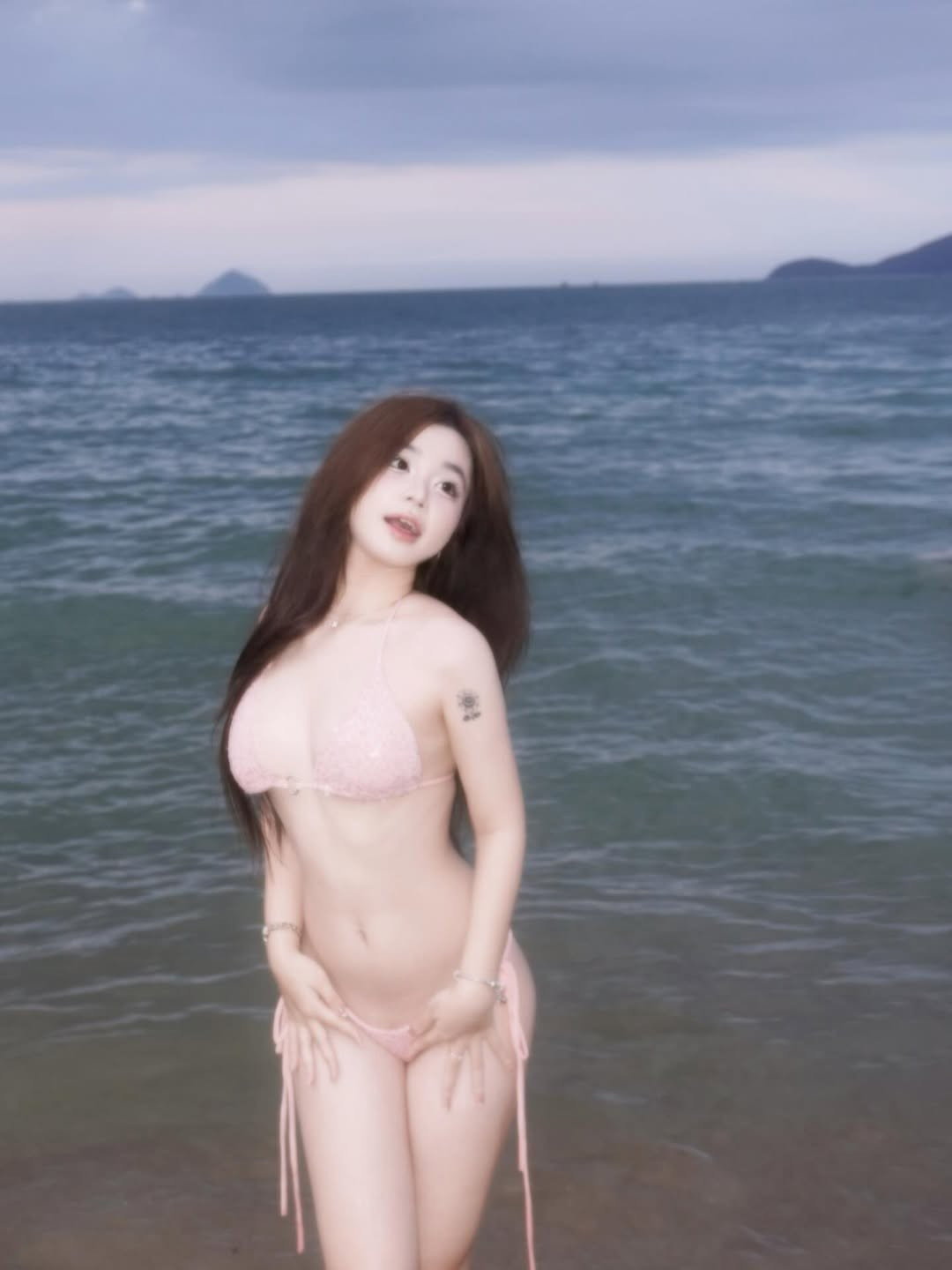 Từng đường nét cơ thể săn chắc, đặc biệt là vòng eo nhỏ nhắn, được cô nàng khéo léo khoe trọn. (Ảnh: Instagram @too.polang.3)