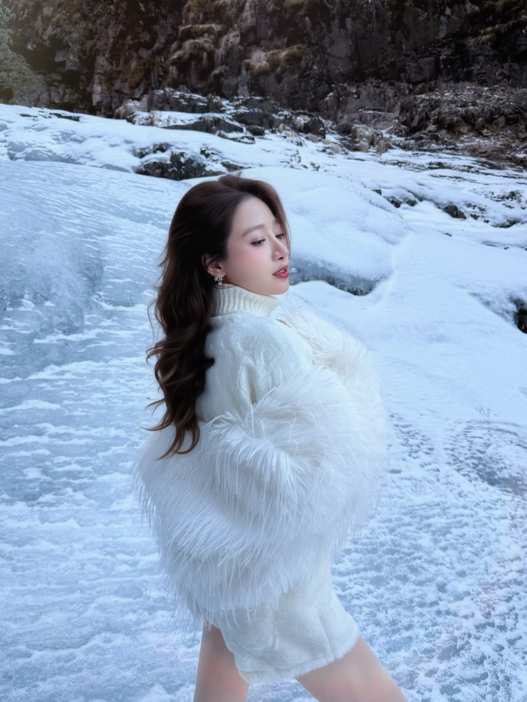 Cô nàng hot girl cũng vô cùng "chịu khó" tạo dáng bất chấp cái lạnh, khi thì nằm giữa nền tuyết, lúc lại ngồi một cách nghịch ngơm như đang tận hưởng không khí xứ hàn đới. (Ảnh: IGNV)
