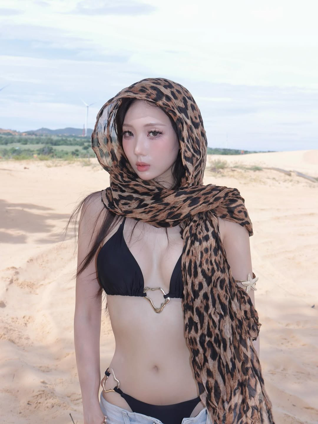 Gái xinh từng gây sốt trong show hẹn hò Đảo Thiên Đường (Paradise Island), đã làm mới hình ảnh của mình bằng bộ ảnh thời trang vô cùng nóng bỏng và cá tính. (Ảnh: IGNV)