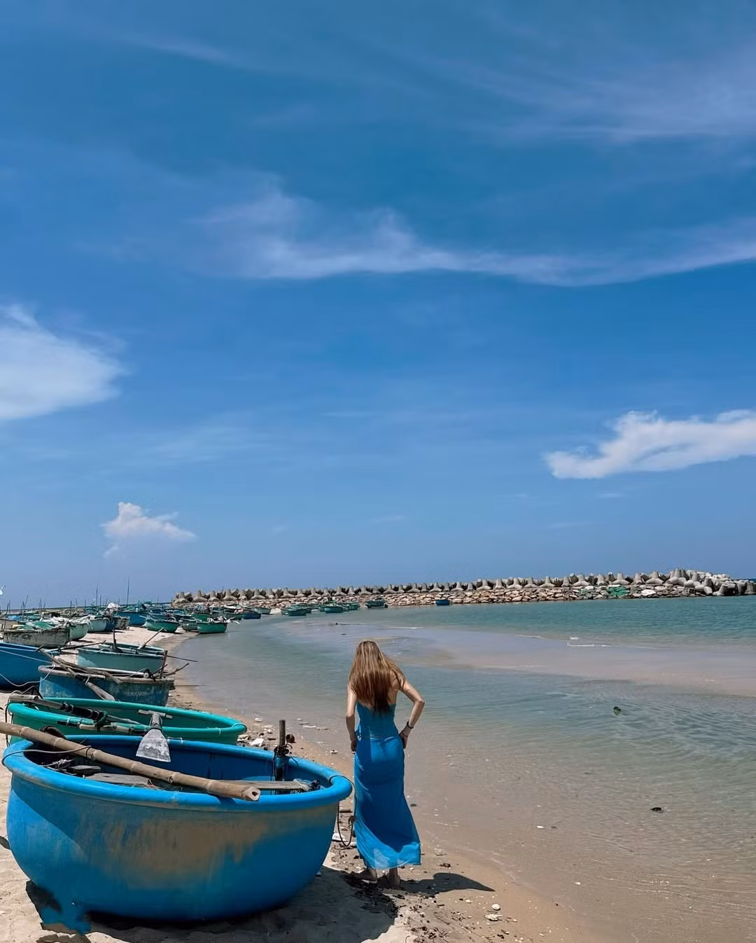 Sinh năm 1989, Lê Khánh Chi được biết đến là em gái ruột của cựu cầu thủ Công Vinh. Cô nàng từng giành giải Hoa khôi Đại học Văn Hóa và là mẫu ảnh được nhiều nhãn hàng săn đón.