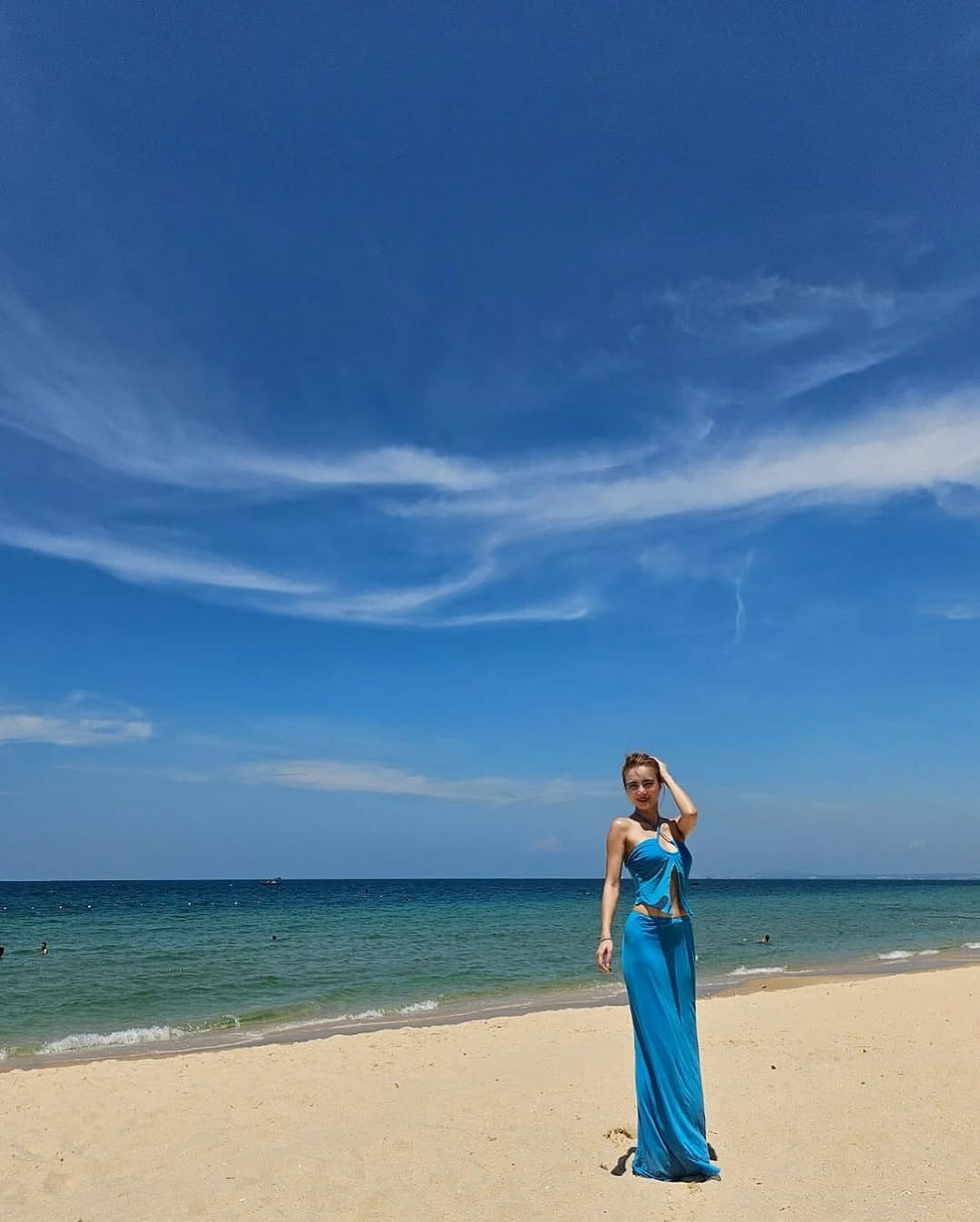 Chiếc áo hai dây thiết kế độc đáo với phần cut-out táo bạo trước ngực, kết hợp cùng chân váy dài đồng màu, giúp Khánh Chi khéo léo khoe được vòng eo thon gọn và làn da trắng mịn.