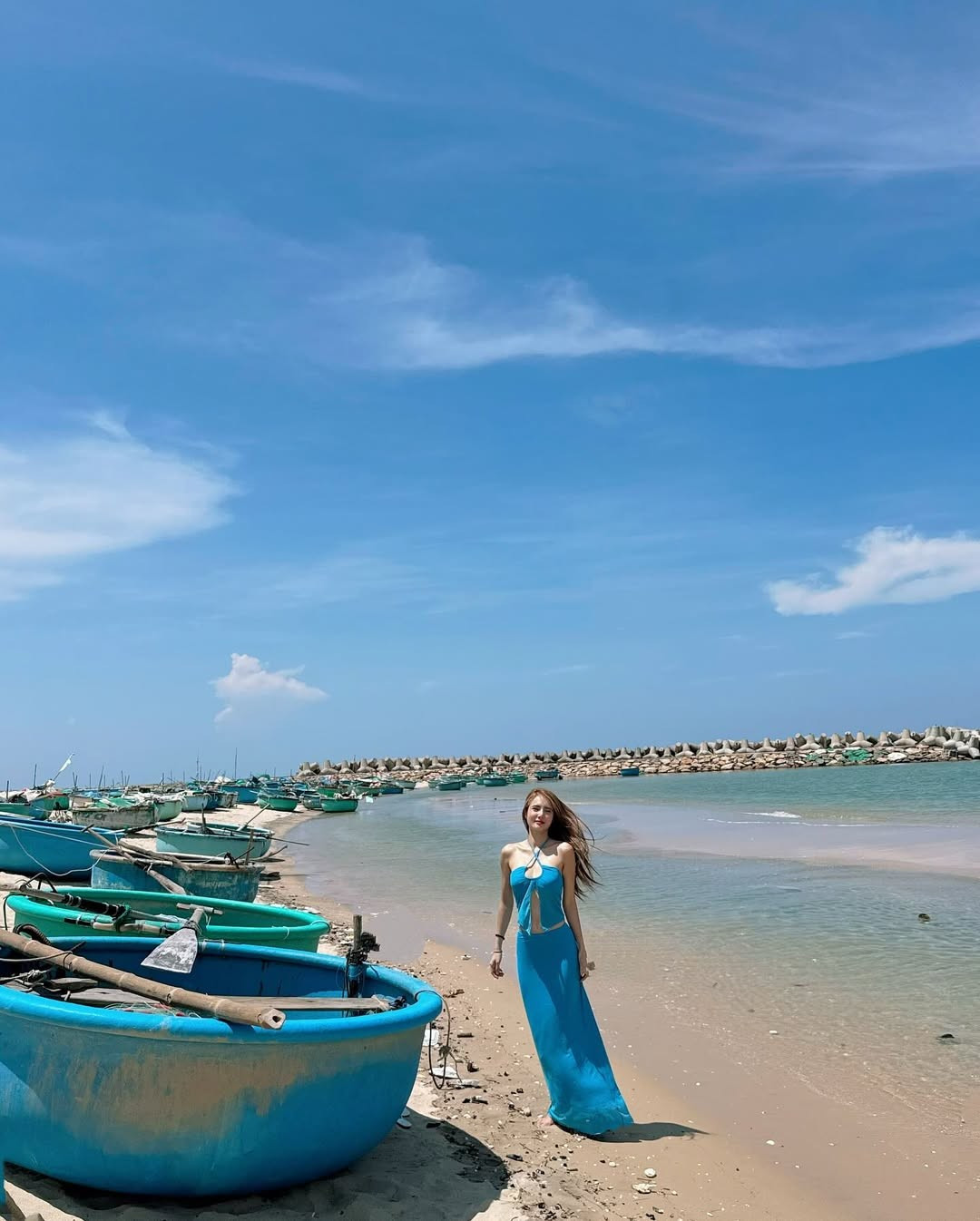 Hiện tại, tuy không hoạt động nghệ thuật chuyên nghiệp như anh trai và chị dâu – ca sĩ Thủy Tiên – nhưng Khánh Chi vẫn sở hữu lượng người theo dõi lớn trên mạng xã hội nhờ nhan sắc nổi bật, phong cách sống hiện đại và gu thời trang được đầu tư.