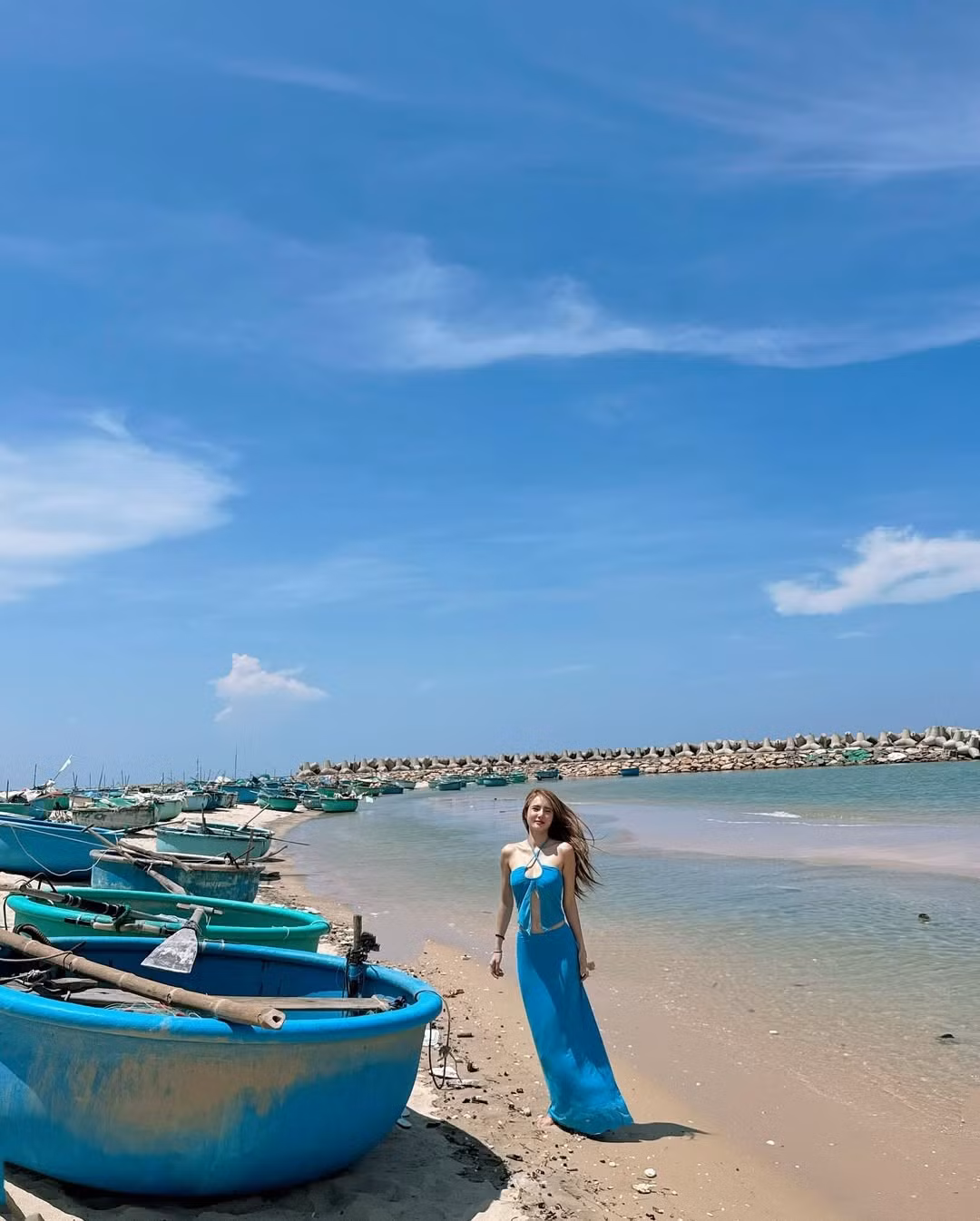 Hiện tại, tuy không hoạt động nghệ thuật chuyên nghiệp như anh trai và chị dâu – ca sĩ Thủy Tiên – nhưng Khánh Chi vẫn sở hữu lượng người theo dõi lớn trên mạng xã hội nhờ nhan sắc nổi bật, phong cách sống hiện đại và gu thời trang được đầu tư.