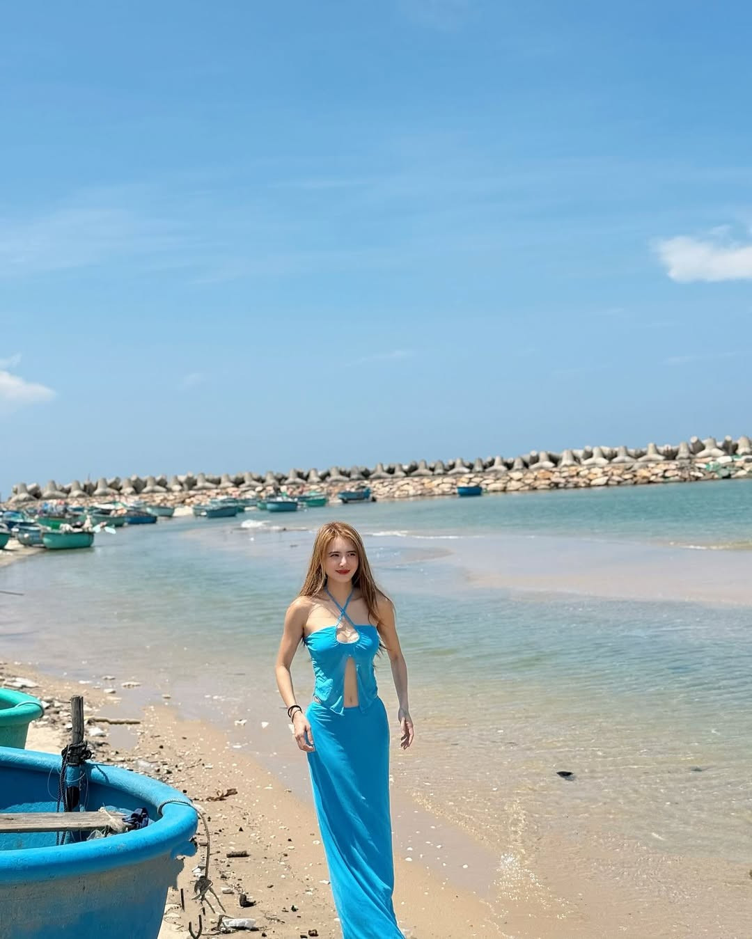 Kiểu tóc xõa tự nhiên cùng lớp trang điểm nhẹ nhàng càng làm tôn lên nét nữ tính, trẻ trung.