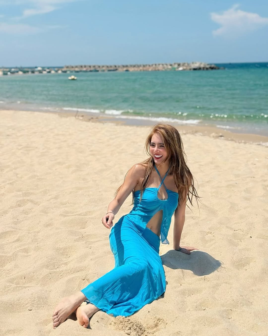 Cô nàng cũng không cần đến quá nhiều phụ kiện – chỉ với một chiếc vòng tay mảnh và thần thái rạng rỡ, Khánh Chi đủ sức thu hút mọi ánh nhìn trên bãi biển.