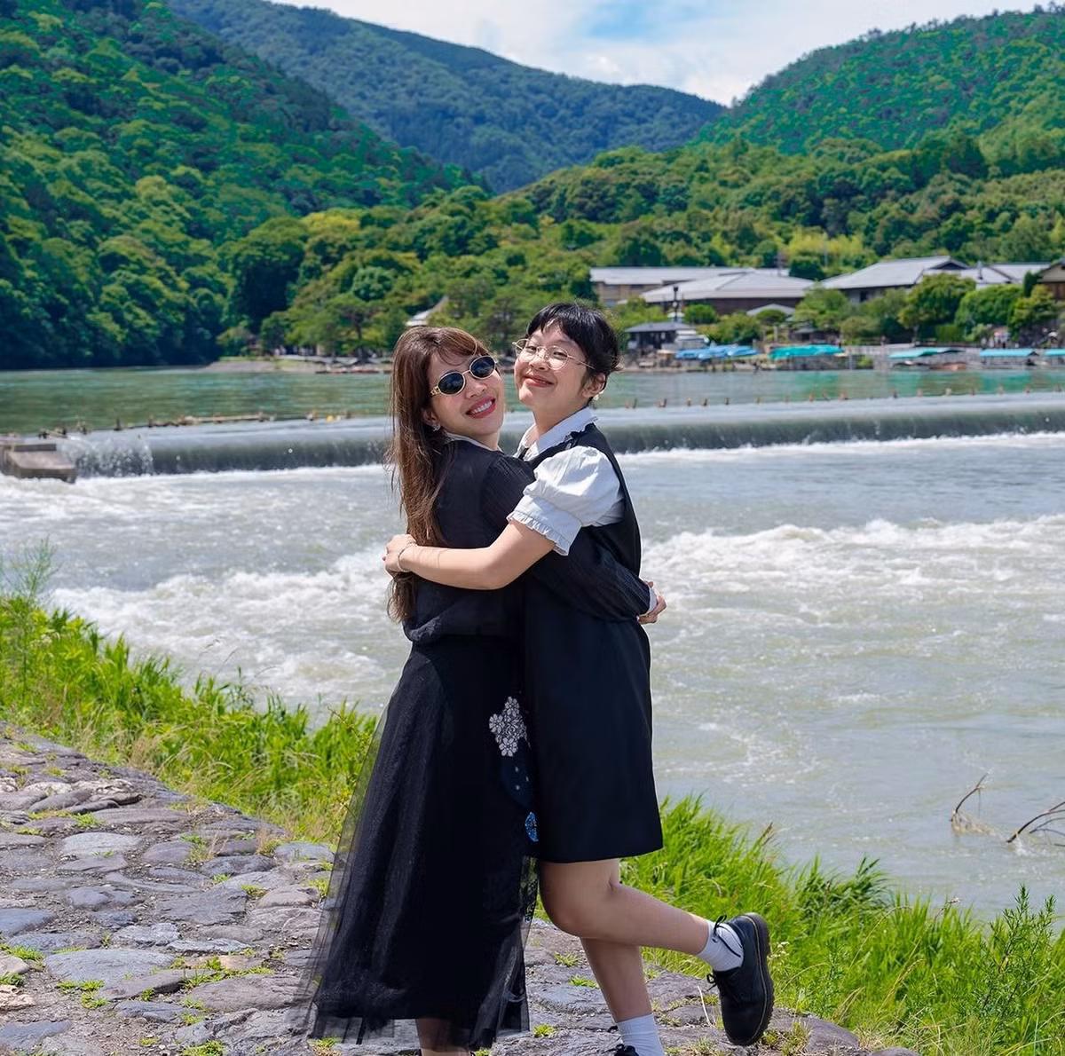 Đặc biệt, nhiều người tinh ý nhận ra rằng cô bé càng lớn càng sở hữu nhiều nét giống mẹ Diệp Chi, từ nụ cười tươi tắn, rạng rỡ đến ánh mắt thông minh, lanh lợi.