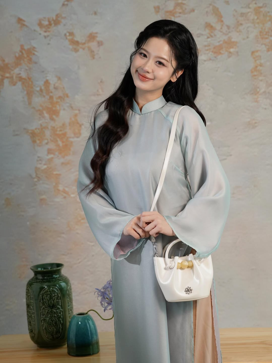 Mái tóc đen dài uốn sóng nhẹ nhàng được búi nửa đầu giúp tôn lên gương mặt thanh tú và khí chất sang trọng. (Ảnh: IGNV)