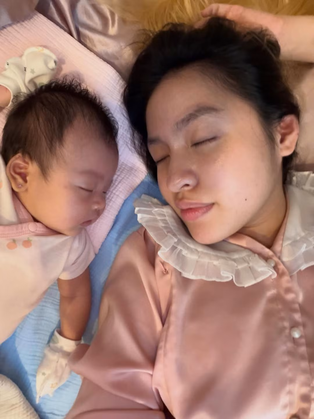 Nụ cười rạng rỡ và ánh mắt trìu mến dành cho con gái cho thấy sự viên mãn và hạnh phúc khi được làm mẹ. Những bức ảnh chụp cận cảnh hai mẹ con lúc nằm ngủ, kề má bên nhau càng làm nổi bật vẻ đẹp tự nhiên của "hot girl trứng rán". (Ảnh: IGNV)