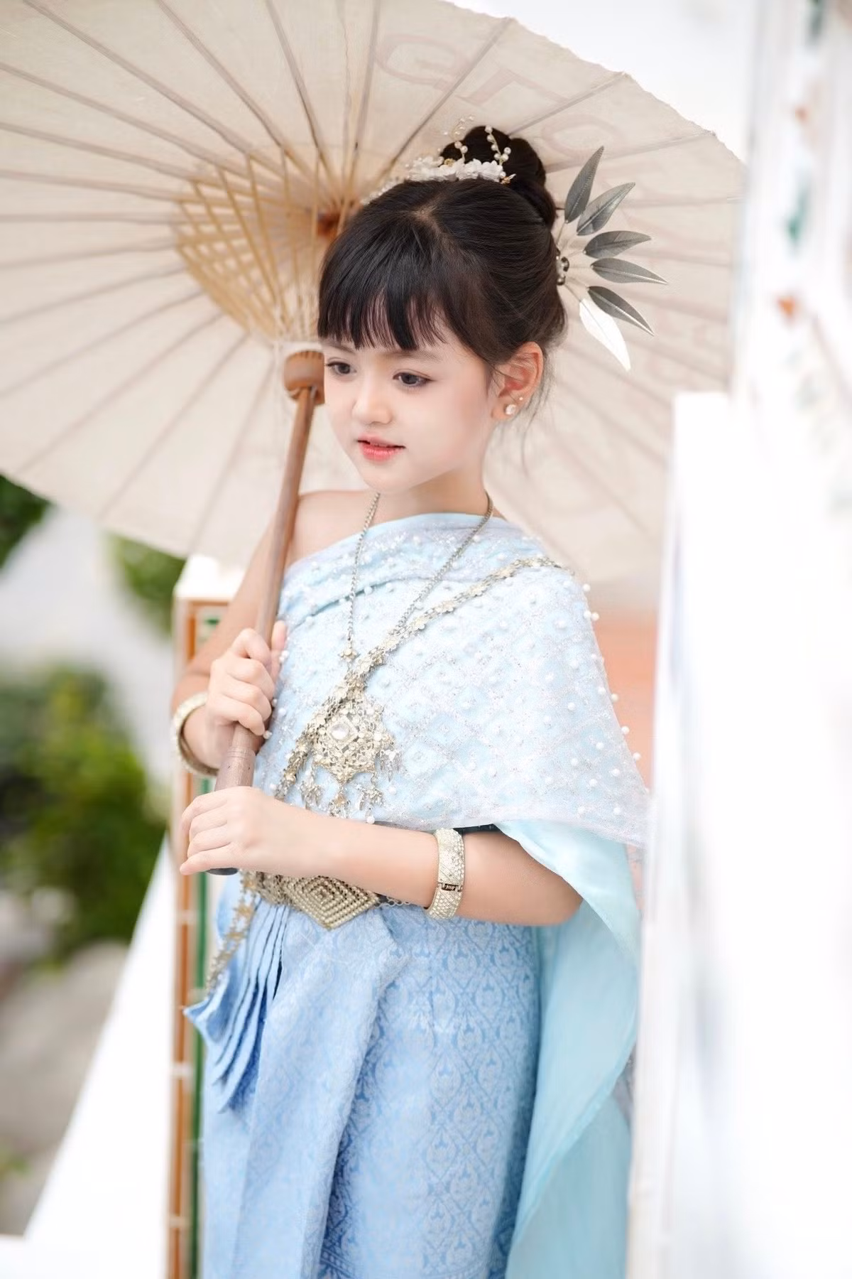 Với khả năng dạn dĩ trước ống kính, An Nhiên được mệnh danh là "Mẫu nhí triệu view", là gương mặt quen thuộc xuất hiện trong nhiều chiến dịch quảng cáo và sàn diễn thời trang lớn. (Ảnh: FBNV)