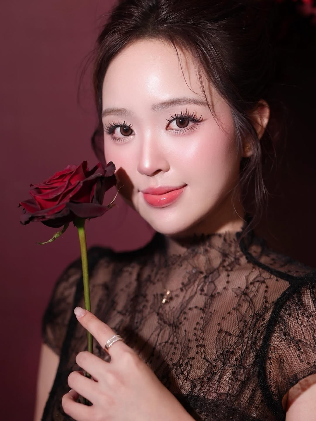 Chất liệu ren xuyên thấu tinh tế kết hợp cùng lớp lót kín đáo giúp cô nàng vừa giữ được nét thanh lịch, vừa khéo léo khoe được vóc dáng đồng hồ cát trứ danh. (Ảnh: IGNV)