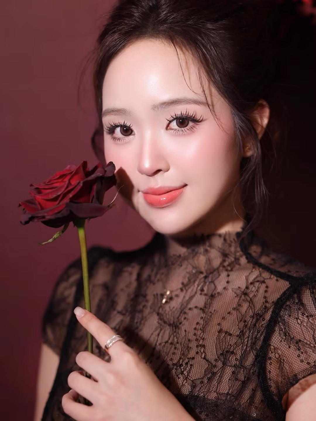 Chất liệu ren xuyên thấu tinh tế kết hợp cùng lớp lót kín đáo giúp cô nàng vừa giữ được nét thanh lịch, vừa khéo léo khoe được vóc dáng đồng hồ cát trứ danh. (Ảnh: IGNV)