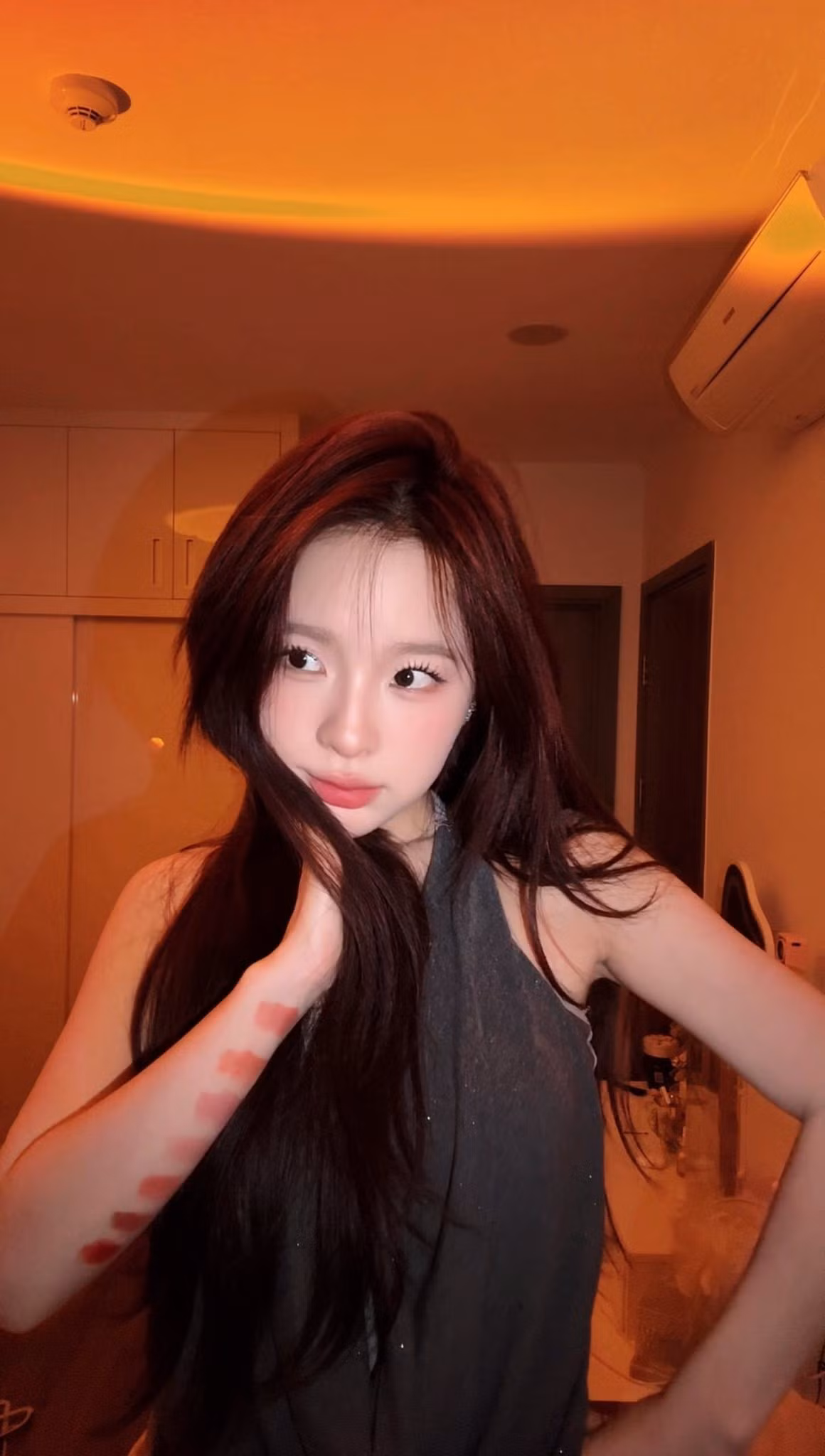 Trong loạt ảnh mới được chia sẻ, Ngọc Kem khoe vẻ đẹp ngọt ngào nhưng không kém phần quyến rũ với chiếc áo halter top màu xám tro với chất liệu lấp lánh nhẹ nhàng, khoe khéo bờ vai thon thả và xương quai xanh gợi cảm. (Ảnh: Facebook Trần Nguyễn Hồng Ngọc)