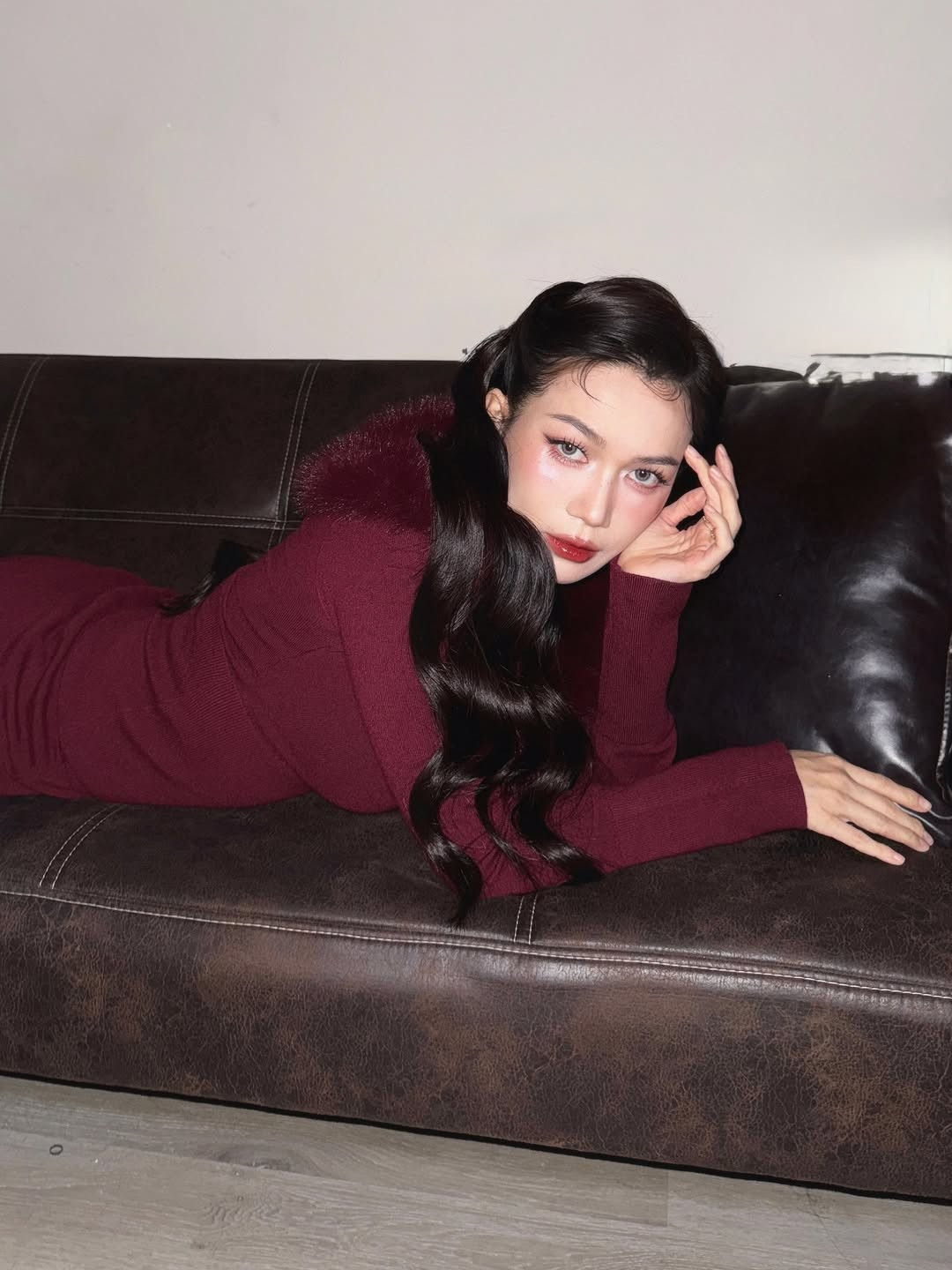 Trong bộ ảnh, nữ ca sĩ khéo léo biến hóa với hai phong cách khác biệt nhưng đều có chung một "tần số" là sự gợi cảm. (Ảnh: IGNV)