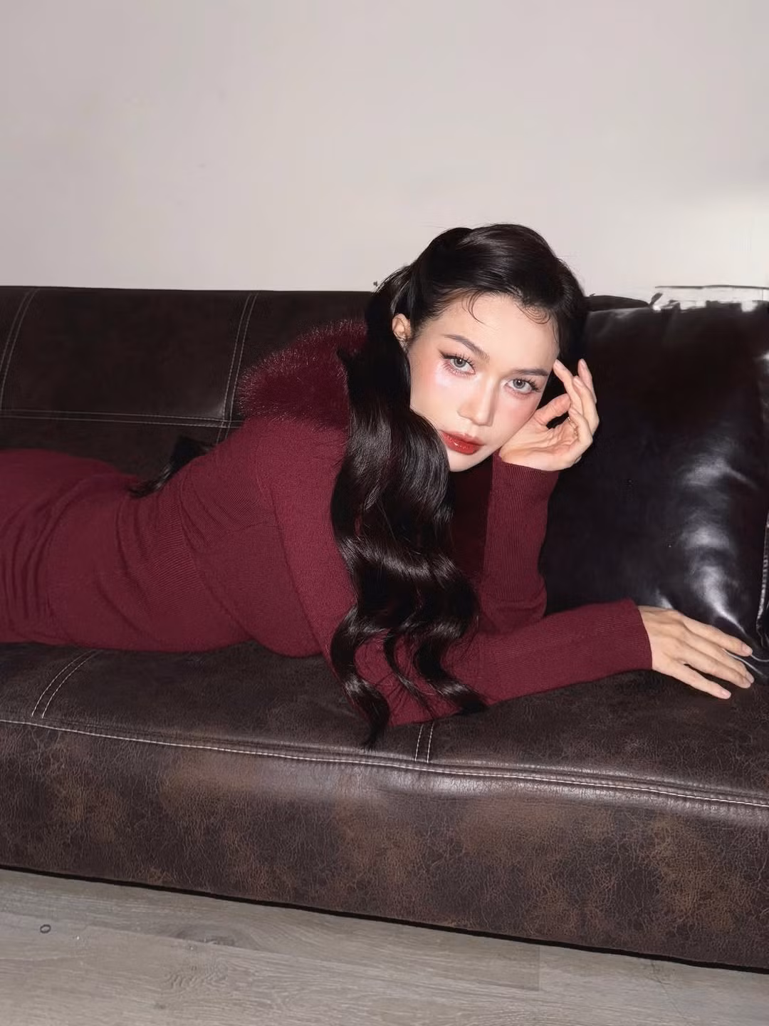 Trong bộ ảnh, nữ ca sĩ khéo léo biến hóa với hai phong cách khác biệt nhưng đều có chung một "tần số" là sự gợi cảm. (Ảnh: IGNV)