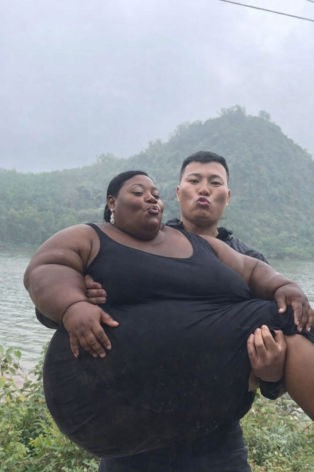 Cùng với đó, nhiều cư dân mạng còn "tặng" anh chàng thêm những "mỹ nhân quá khổ" một cách lầy lội.