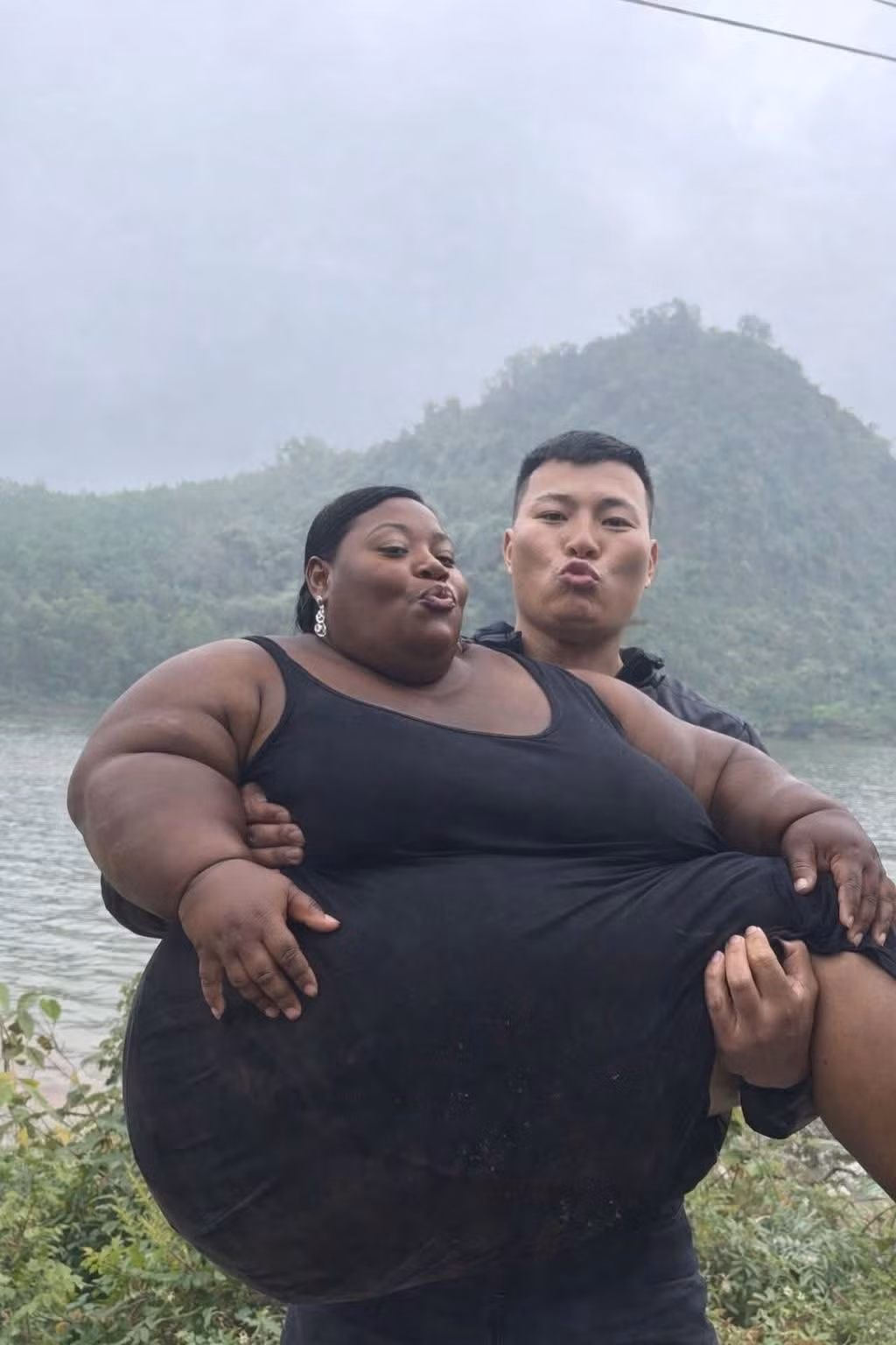 Cùng với đó, nhiều cư dân mạng còn "tặng" anh chàng thêm những "mỹ nhân quá khổ" một cách lầy lội.