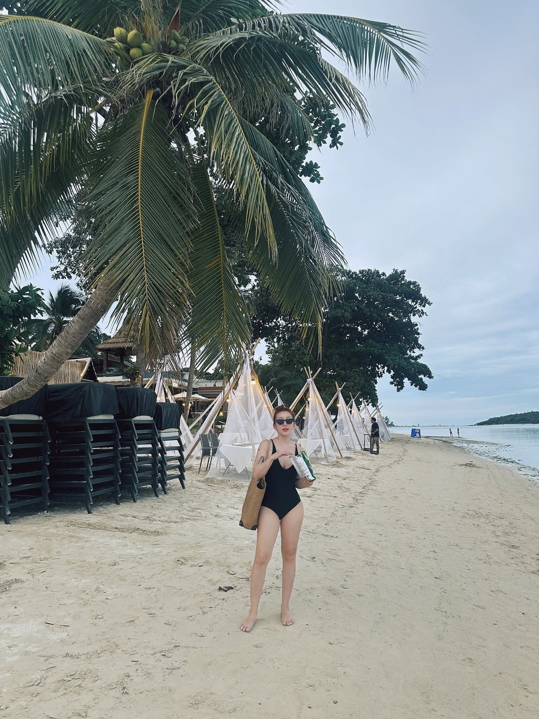 Mới đây, cô nàng vừa đăng tải loạt ảnh khoe dáng tại biển cùng dòng trạng thái: "Ai cũng cập nhật trạng thái mùa đông, riêng toy vẫn cứ mùa hè với biển". (Ảnh: IGNV)