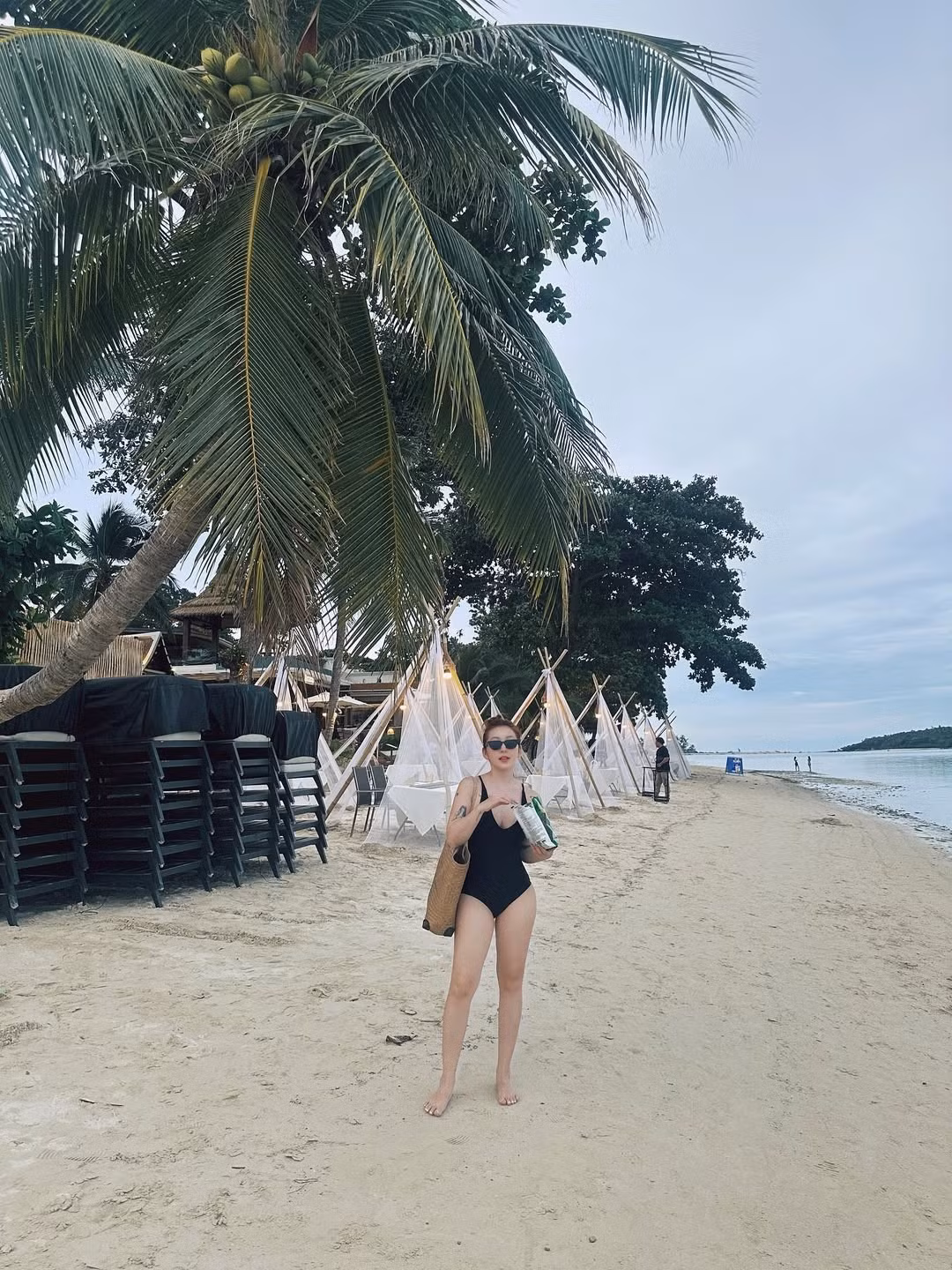 Mới đây, cô nàng vừa đăng tải loạt ảnh khoe dáng tại biển cùng dòng trạng thái: "Ai cũng cập nhật trạng thái mùa đông, riêng toy vẫn cứ mùa hè với biển". (Ảnh: IGNV)