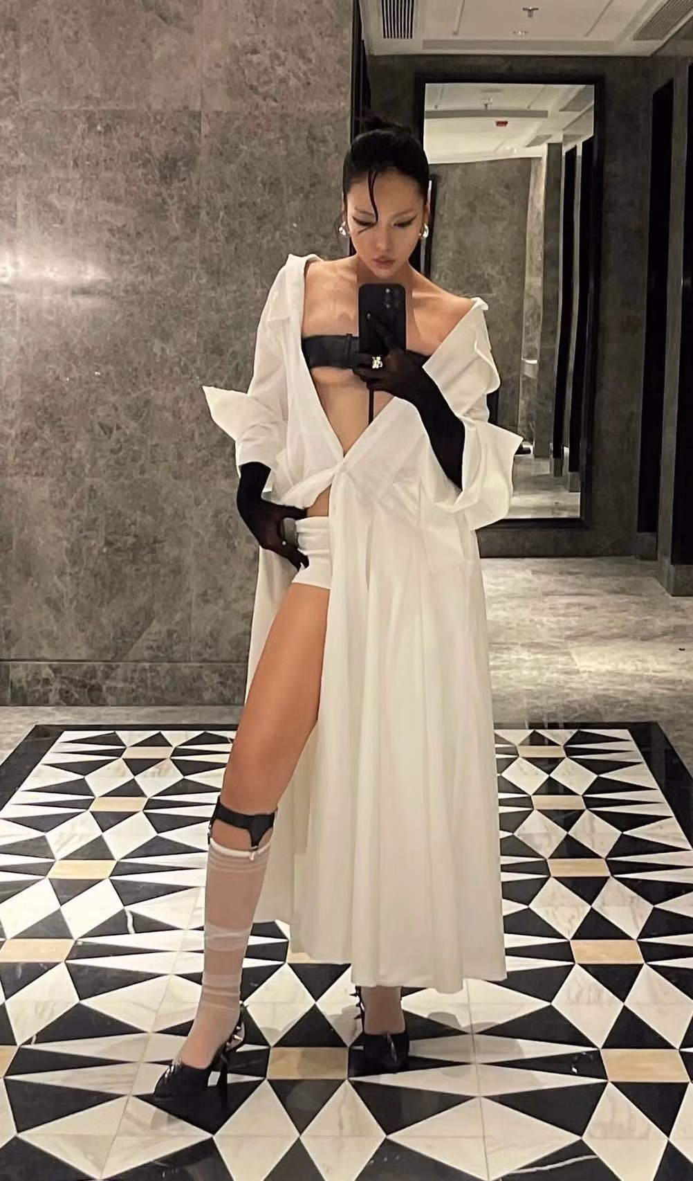 Theo một số "thám tử mạng", Fenle không chỉ sở hữu nhan sắc cuốn hút mà còn có nền tảng học vấn đáng nể. Cô sinh năm 1999 và từng là Thủ khoa chuyên ngành Nhiếp ảnh nghệ thuật tại Đại học Sân khấu – Điện ảnh Hà Nội. (Ảnh: IG @b.fenle)