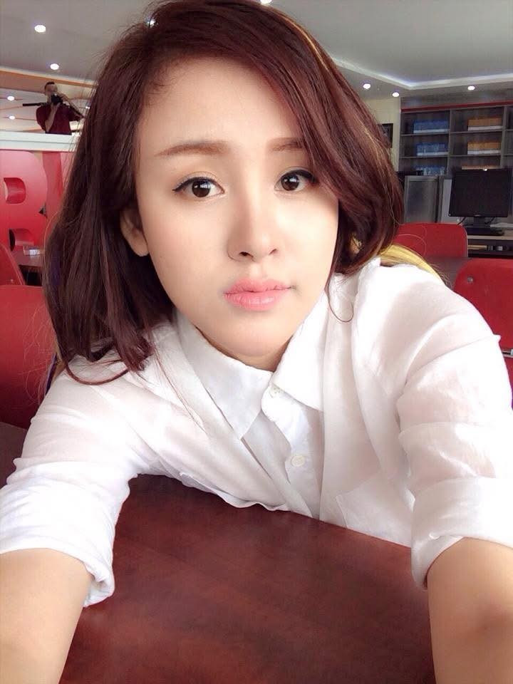 Nổi lên nhờ những clip nhảy gợi cảm, trang phục táo bạo cùng các phát ngôn gây sốc, Huyền Anh nhanh chóng trở thành cái tên được tìm kiếm và bàn tán xôn xao, đồng thời cũng nhận về không ít chỉ trích vì phong cách "hot girl nổi nhờ tai tiếng". (Ảnh: IGNV)