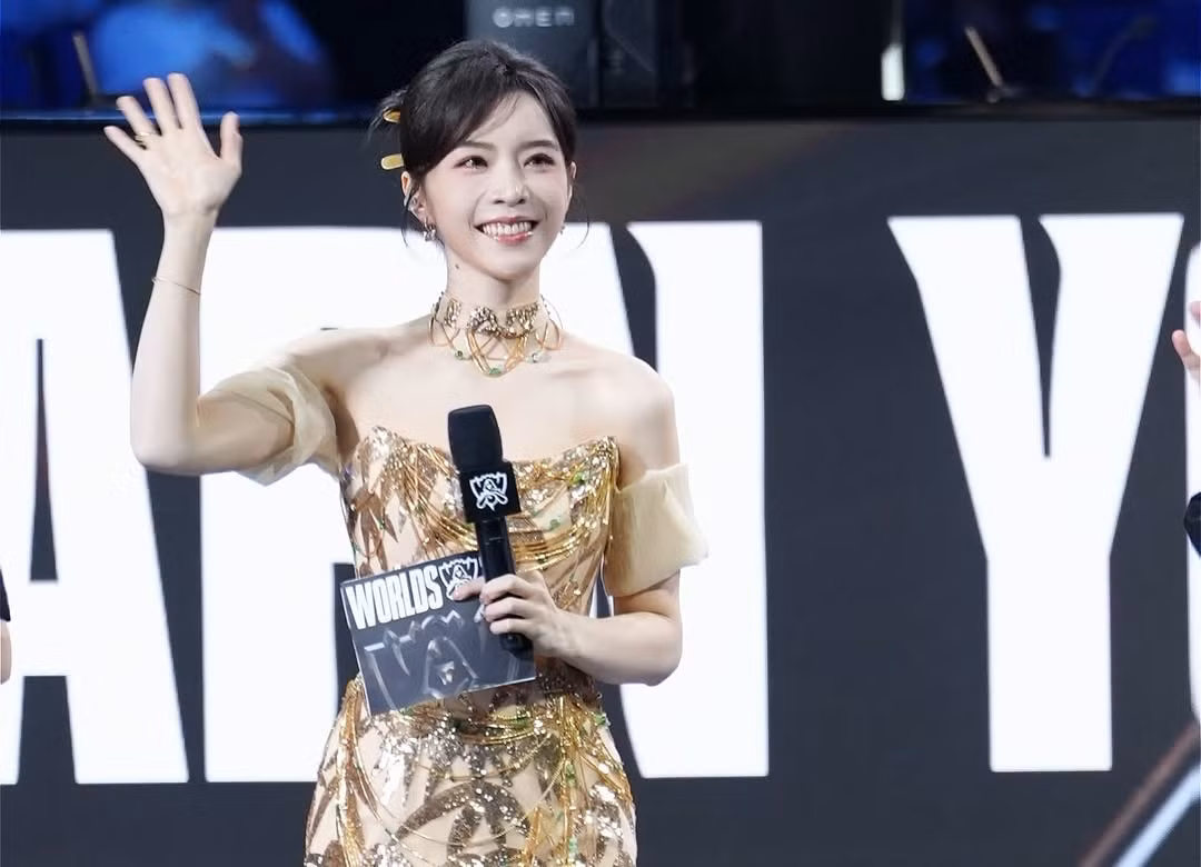 Candice, hay Dư Sương, là một trong những MC Esports nổi tiếng nhất của Trung Quốc, được người hâm mộ ưu ái gọi là "Nữ thần LPL". Cô đã gắn bó với giải đấu LPL và thường xuyên xuất hiện tại các sự kiện quốc tế lớn của LMHT như MSI và CKTG. (Ảnh: IGNV)