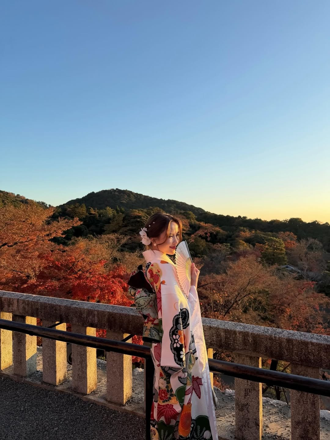 Nữ ca sĩ khoác lên mình bộ Kimono màu trắng với họa tiết hoa cỏ, lá phong và sóng nước được in một cách tỉ mỉ, nổi bật trên nền vải trắng trang nhã. (Ảnh: IGNV)