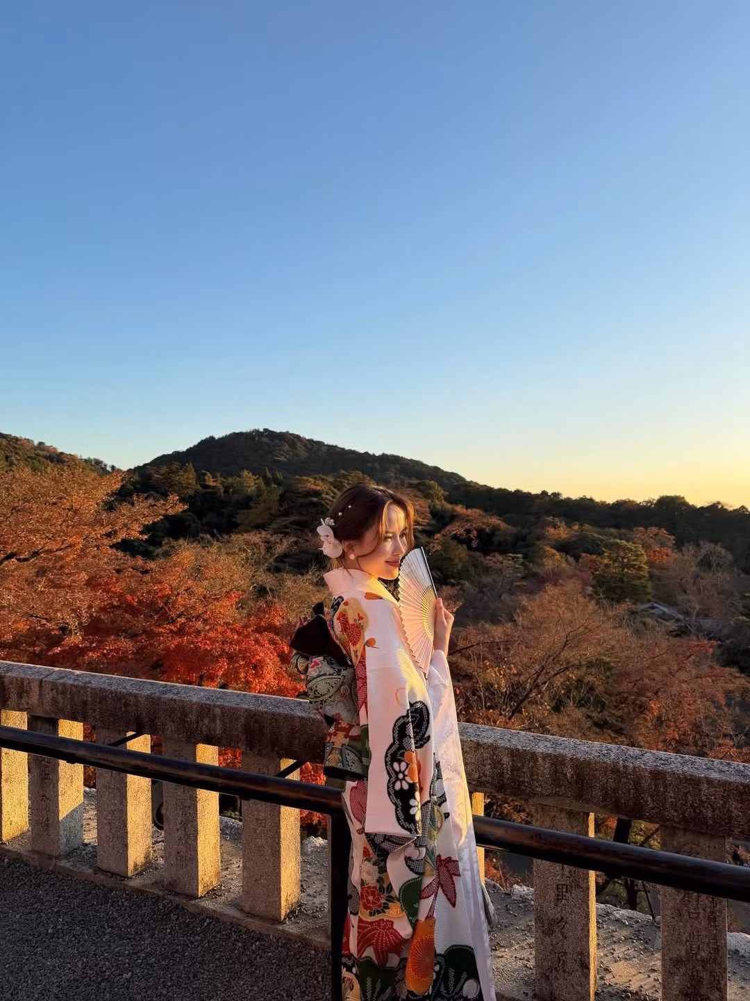 Nữ ca sĩ khoác lên mình bộ Kimono màu trắng với họa tiết hoa cỏ, lá phong và sóng nước được in một cách tỉ mỉ, nổi bật trên nền vải trắng trang nhã. (Ảnh: IGNV)