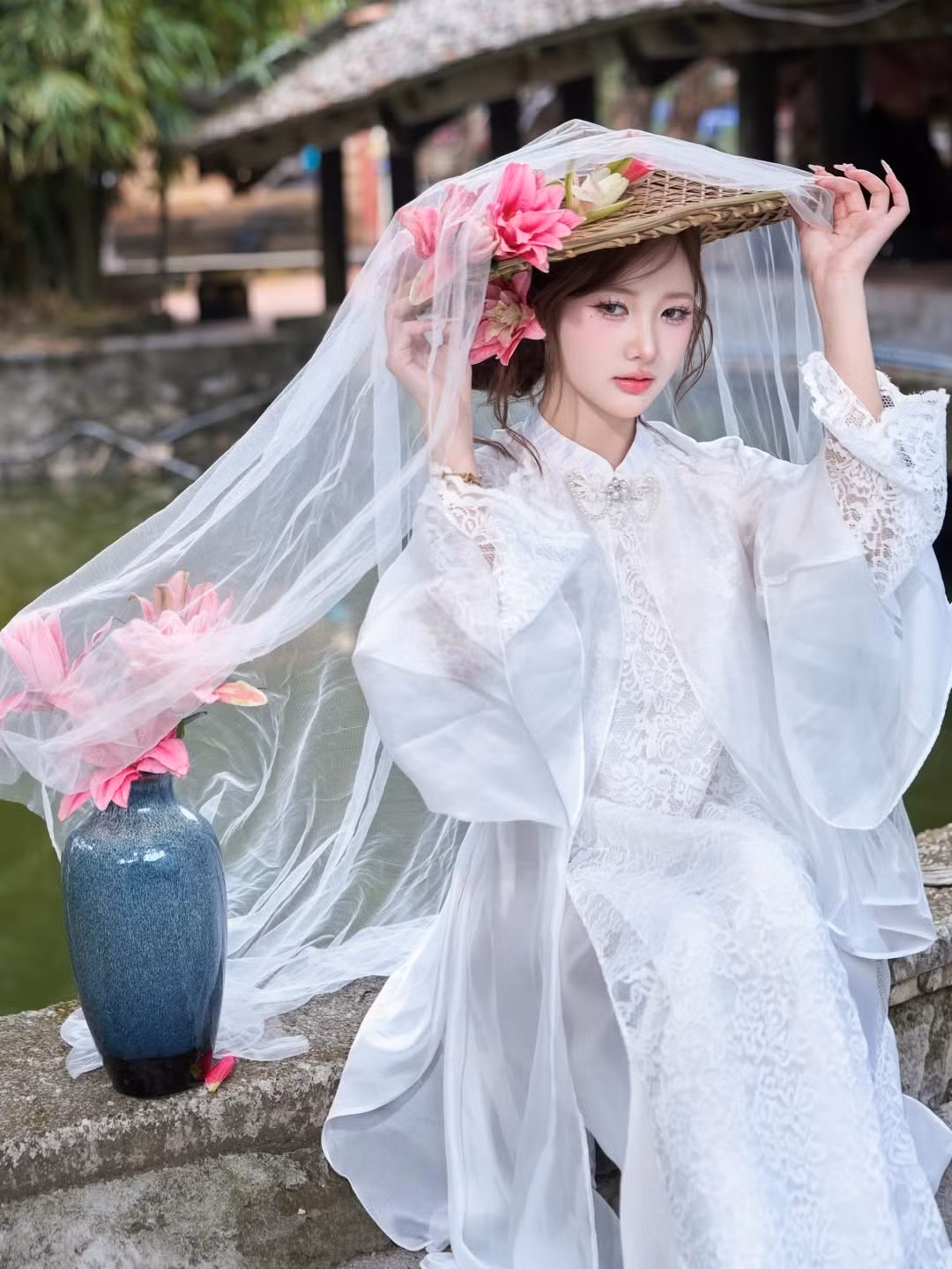 Ánh mắt mơ màng, bờ môi căng mọng cùng những cử chỉ nhẹ nhàng bên nhành hoa hay mặt hồ tĩnh lặng đã khiến người xem khó lòng rời mắt. (Ảnh: IGNV)