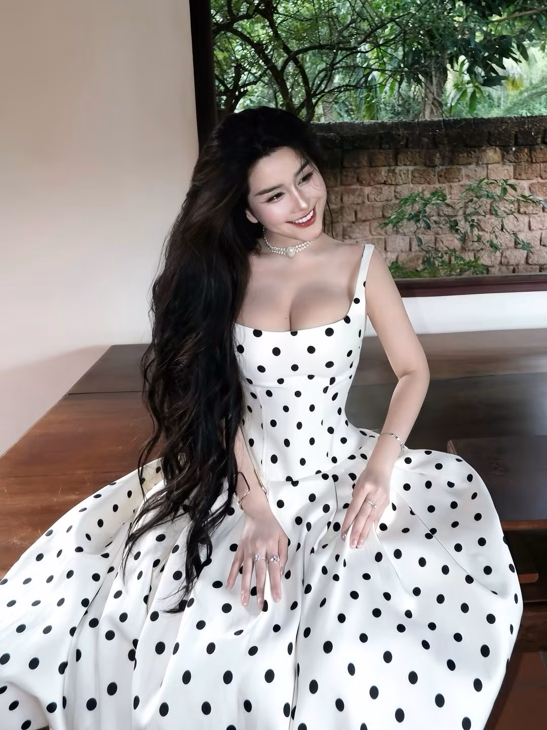 Ngọc Trân sở hữu lượng người theo dõi khủng trên mạng xã hội nhờ nhan sắc xinh đẹp, gương mặt "đẹp không góc chết" cùng thân hình "đồng hồ cát" cực kỳ quyến rũ. (Ảnh: IGNV)