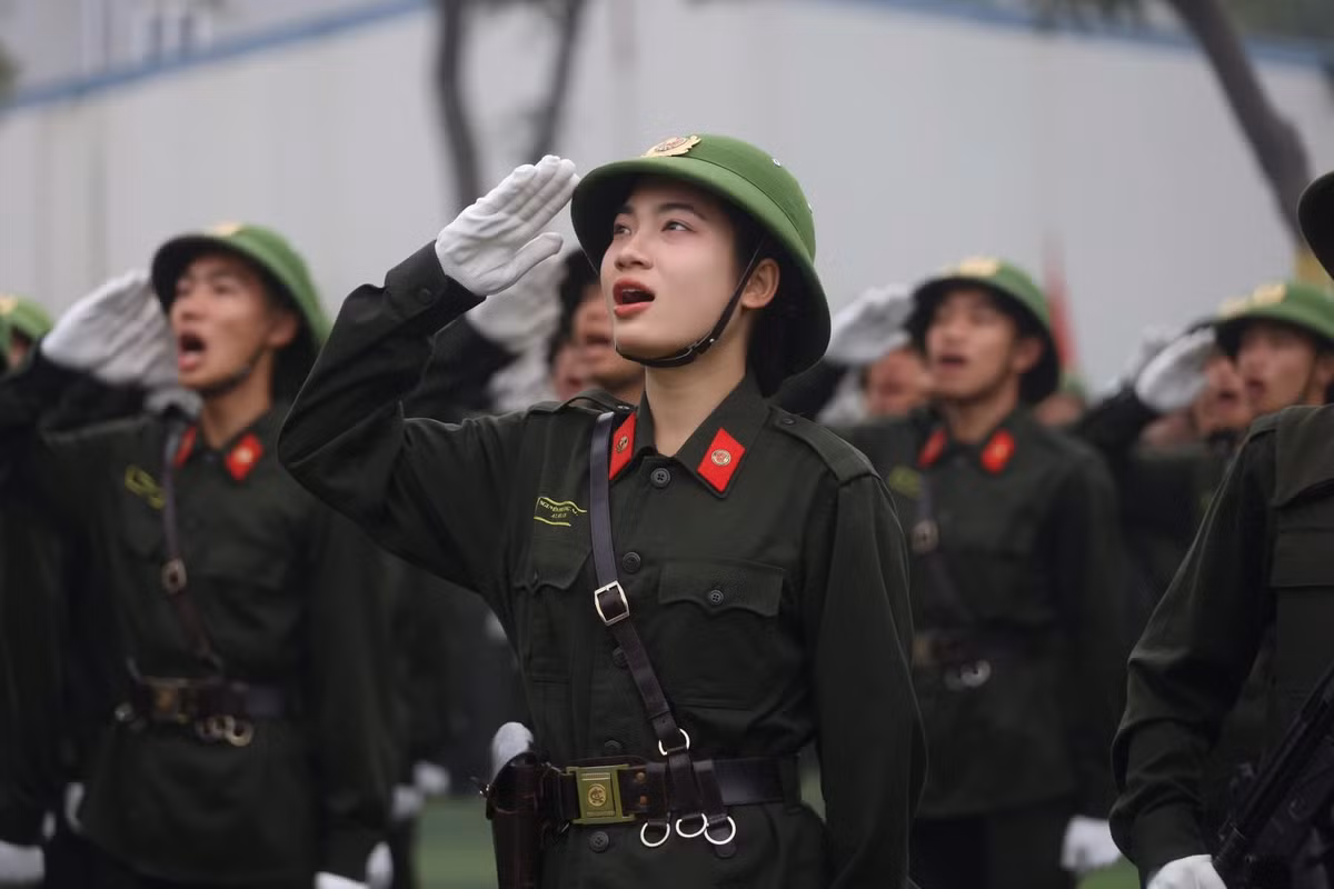 Trong không khí trang trọng của buổi diễu binh, diễu hành kỷ niệm 80 năm Cách mạng tháng Tám và Quốc khánh 2/9, hình ảnh khối nữ sĩ quan Cảnh sát giao thông đã để lại ấn tượng sâu sắc trong lòng công chúng. (Ảnh: Fanpage Thông tin Bộ Tư lệnh Cảnh sát cơ động)