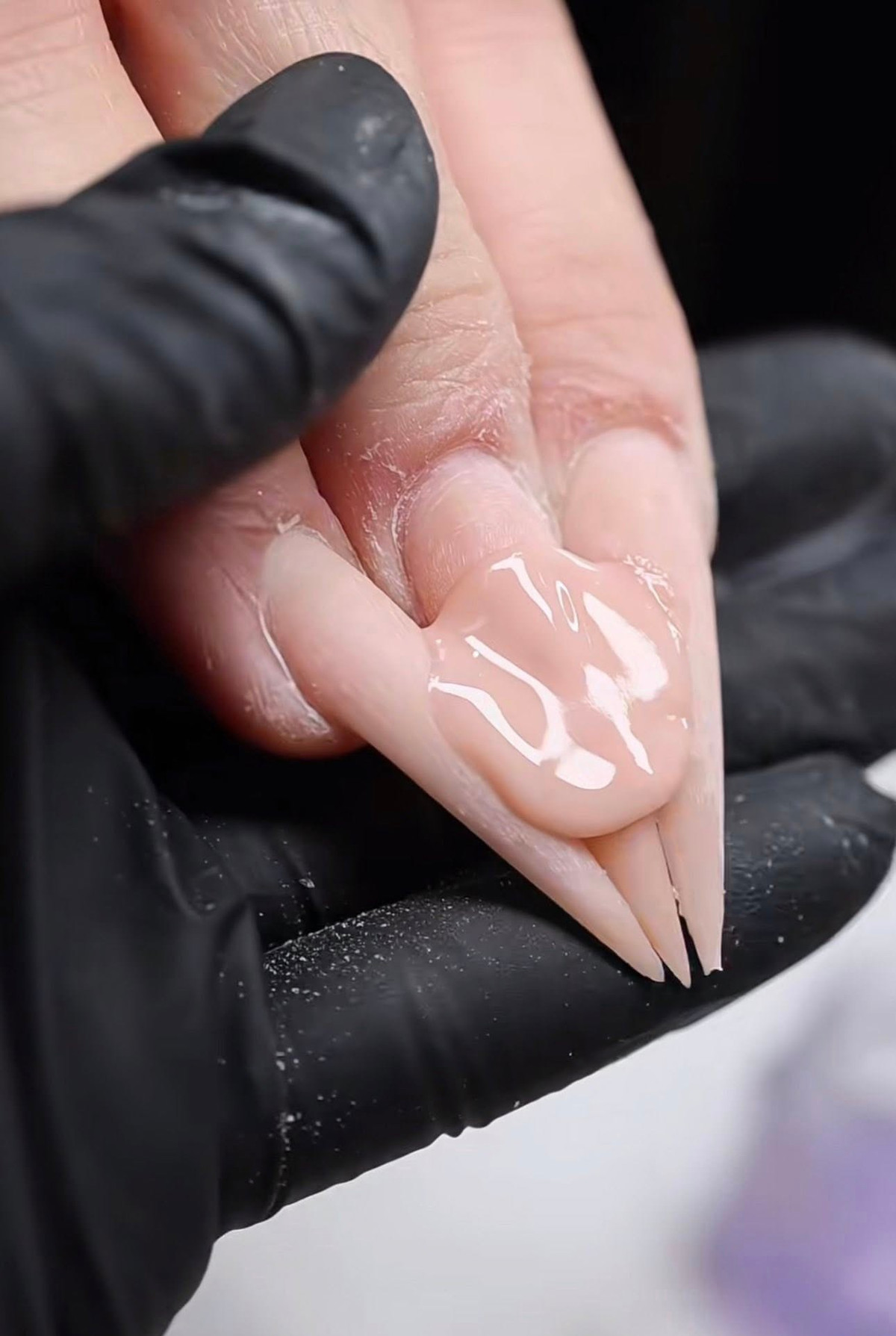 Trong thế giới làm đẹp, khi các phong cách tối giản hay "clean girl" đang lên ngôi, thì đôi khi những tác phẩm độc lạ và phá cách lại tạo nên sự chú ý mạnh mẽ trên mạng xã hội. Mới đây, một video ghi lại quá trình thực hiện bộ nail chủ đề Valentine đã trở thành tâm điểm chú ý trên nền tảng mạng xã hội TikTok với 2,7 triệu lượt xem cùng hàng nghìn bình luận.