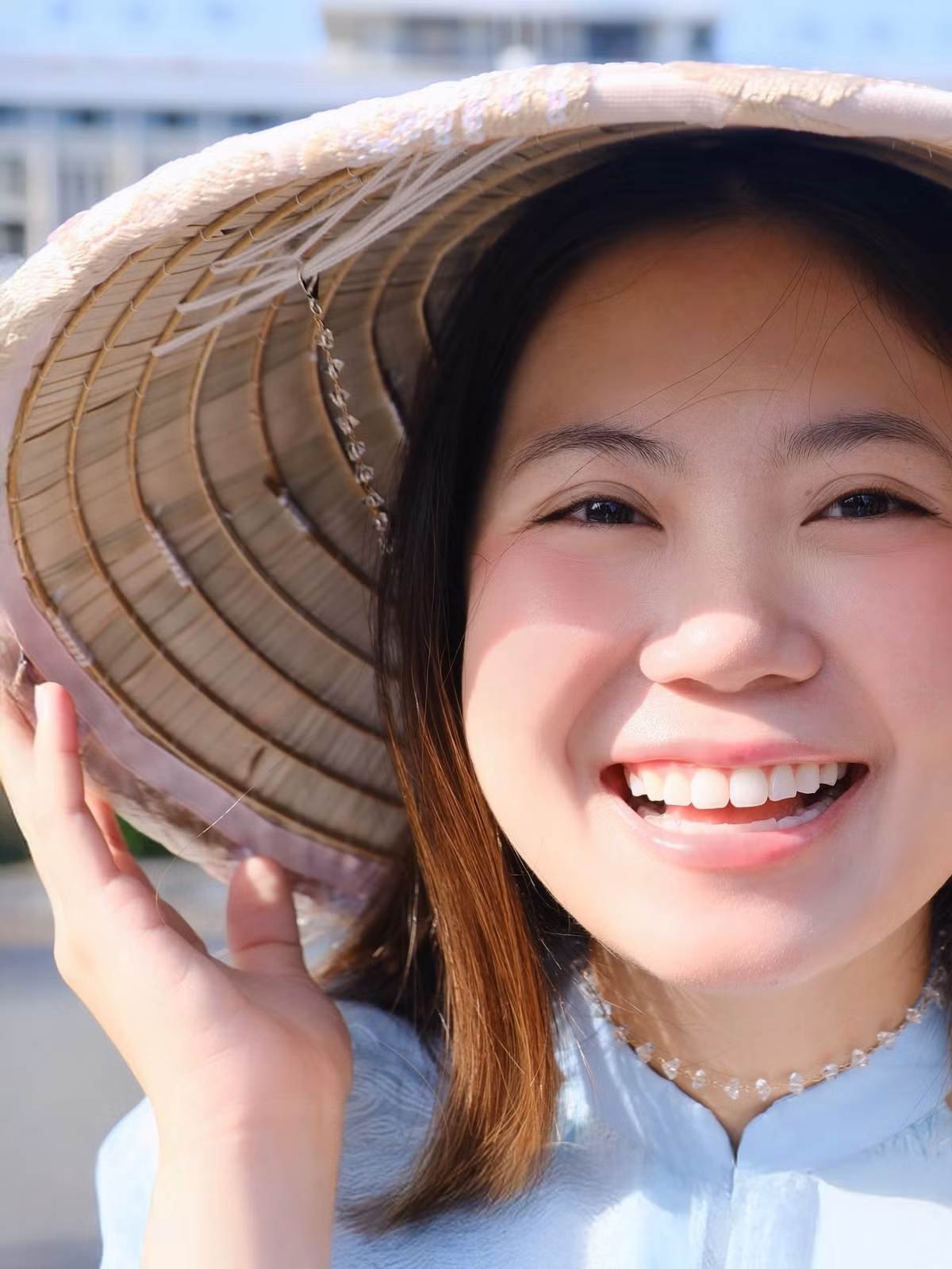 Khác với hình ảnh nghiêm túc, mạnh mẽ thường thấy trong bộ đồng phục phi công, nữ cơ phó 9x trở nên vô cùng dịu dàng và thanh lịch. (Ảnh: FBNV)