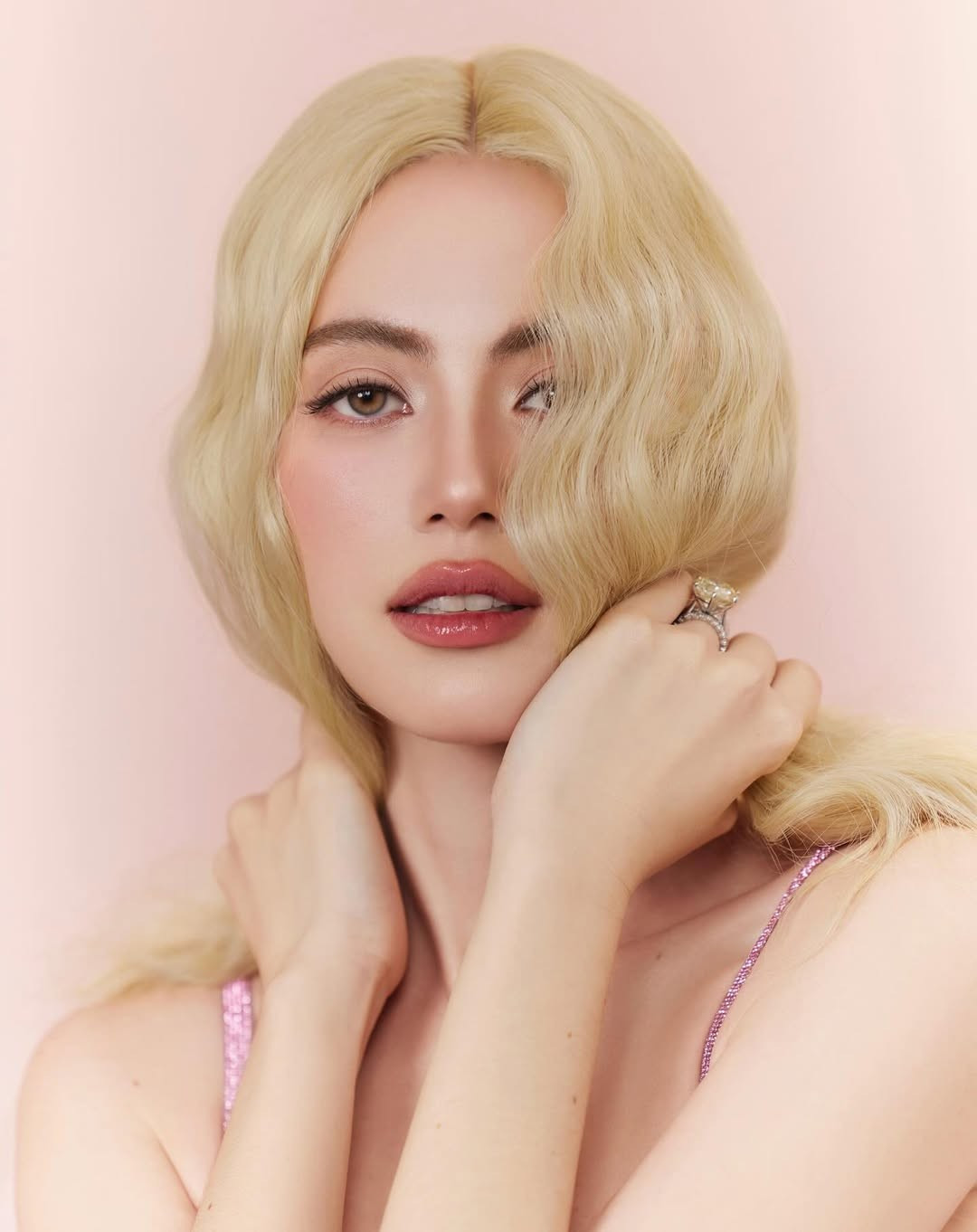 Loạt ảnh này không chỉ thể hiện phong cách thời trang đa dạng, táo bạo của Davika mà còn khẳng định đẳng cấp nhan sắc không hề suy giảm ở tuổi ngoài 30 của cô. (Ảnh: IGNV)