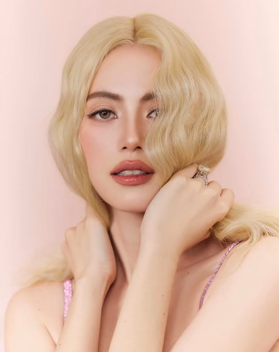 Loạt ảnh này không chỉ thể hiện phong cách thời trang đa dạng, táo bạo của Davika mà còn khẳng định đẳng cấp nhan sắc không hề suy giảm ở tuổi ngoài 30 của cô. (Ảnh: IGNV)