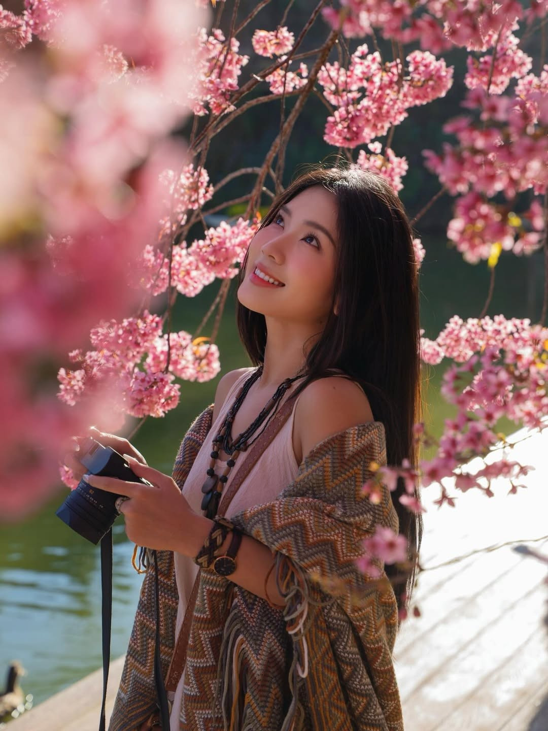 Sự kết hợp này không chỉ giúp Lylychuu nổi bật giữa rừng hoa mà còn mang lại cảm giác nhẹ nhàng, bay bổng. (Ảnh: IGNV)