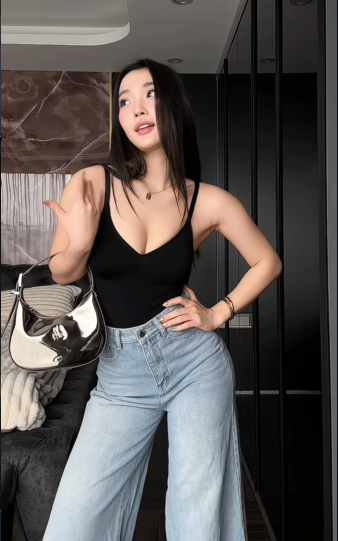 Để xuống phố một cách thoải mái mà vẫn phong cách, cô nàng chọn phối cùng quần jean sáng màu. Cách phối này giúp cân bằng độ hở của bodysuit, tạo vẻ ngoài trẻ trung, phóng khoáng. (Ảnh: IGNV)