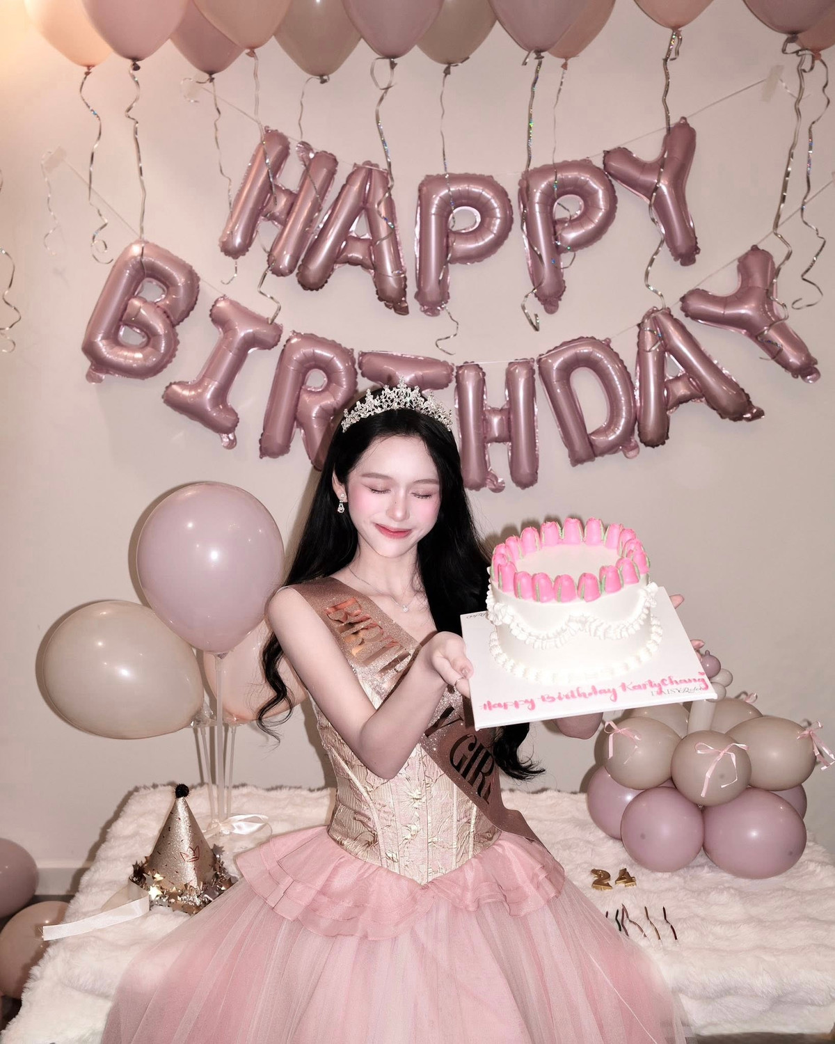 Khoảnh khắc Karty Chang tương tác đáng yêu với những "boss" mặc trang phục tiệc tùng đã tạo nên sự hài hước và ngọt ngào, thể hiện tình yêu động vật của cô nàng hot girl. (Ảnh: FBNV)