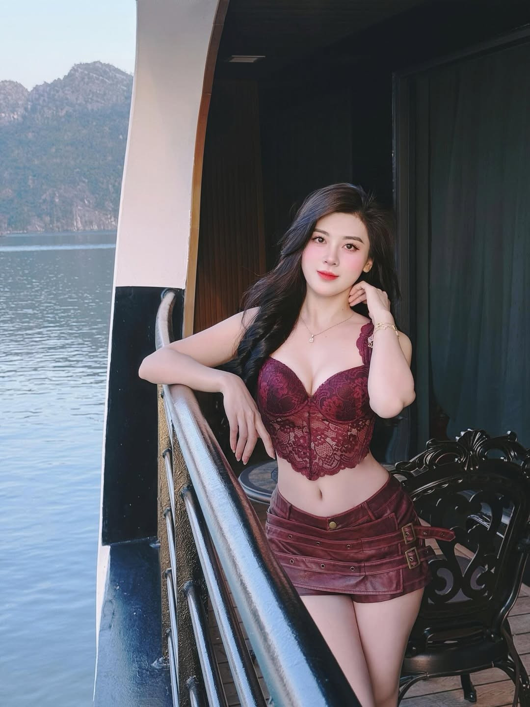 Khác với vẻ đẹp ngây thơ thời mới nổi, Huyền Trang hiện tại mang phong cách mặn mà, quyến rũ và đầy tự tin của một người phụ nữ hiện đại. (Ảnh: IGNV)