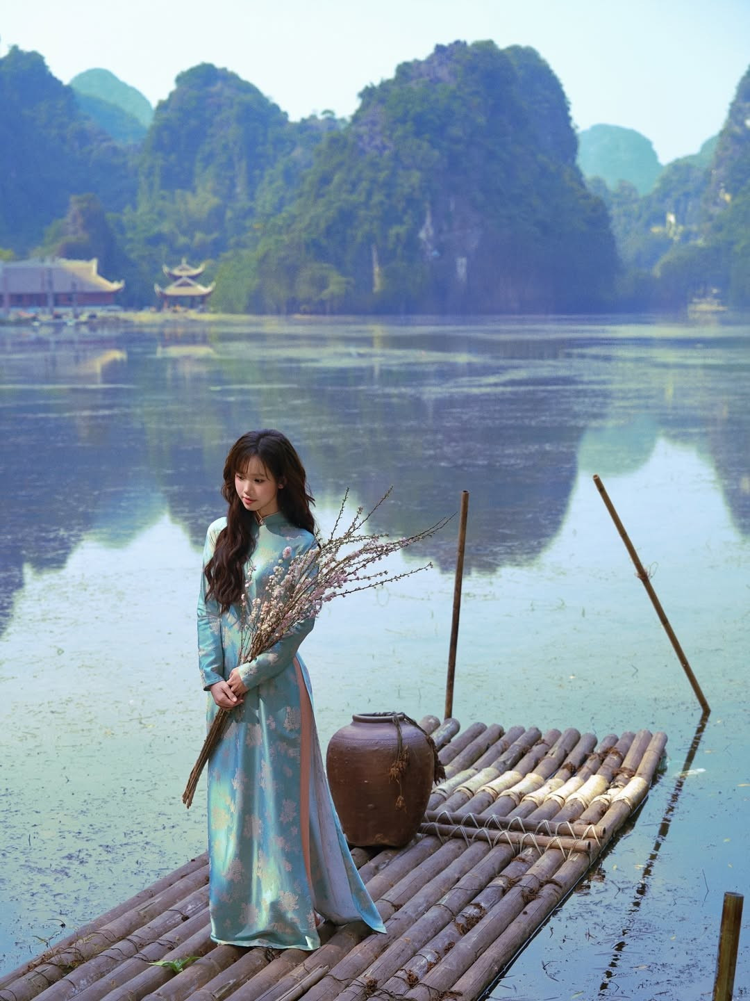 Trên tay Meichan là những nhành hoa phớt hồng, báo hiệu không khí của mùa xuân đang cận kề, mang lại cảm giác ấm áp và tràn đầy sức sống. (Ảnh: IGNV)