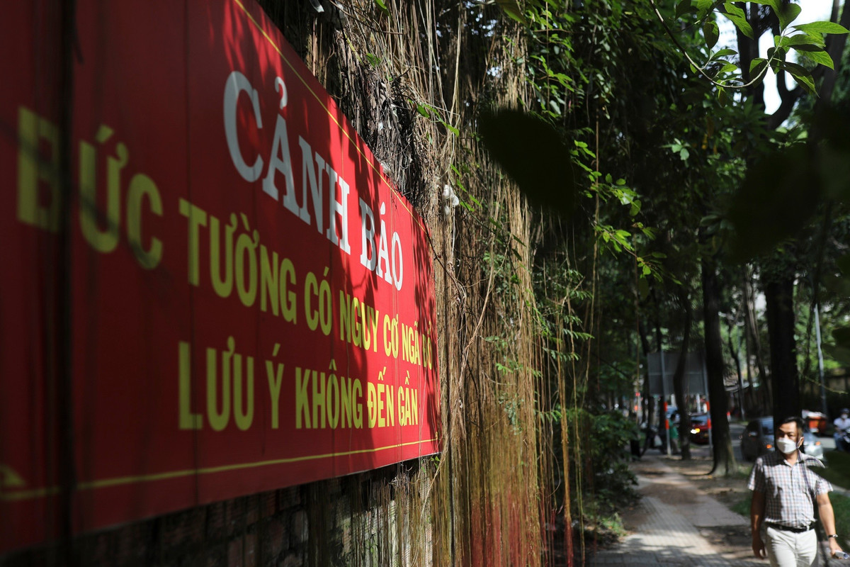 Theo ghi nhận của Tri Thức - Znews, tường rào bê tông bao quanh khu đất có nhiều vết nứt lớn, được dán bảng cảnh báo bức tường có nguy cơ đổ sập. Khu đất cũng bị chiếm dụng làm bãi giữ xe máy, ôtô.