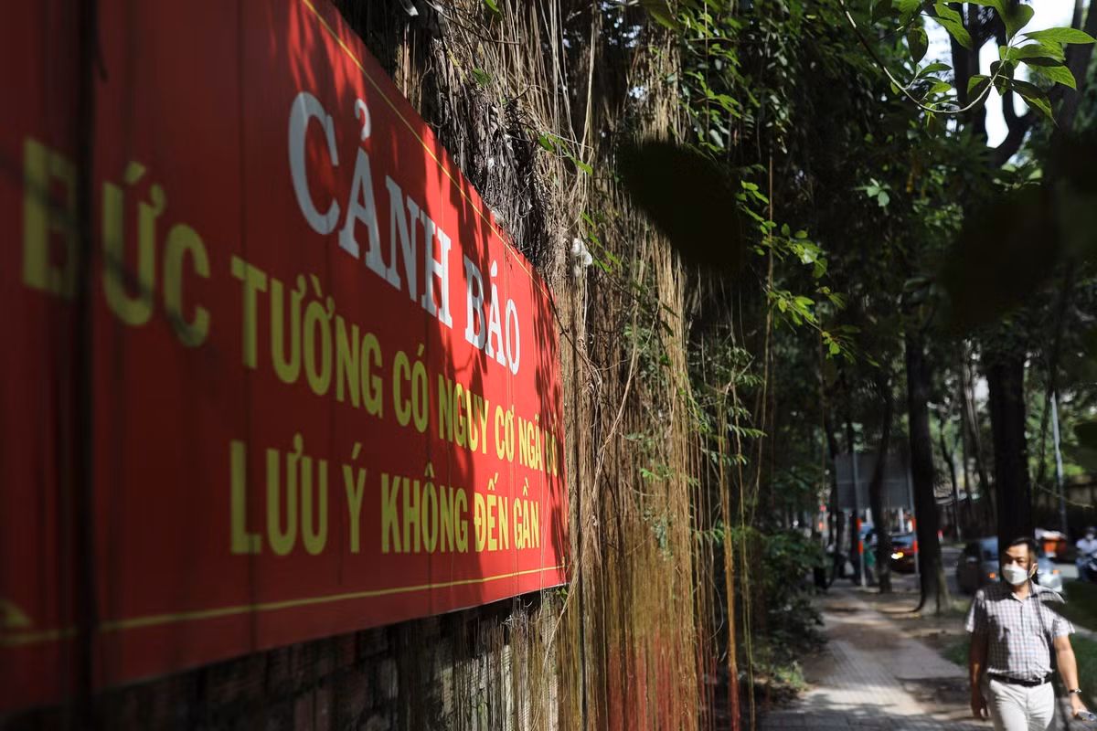 Theo ghi nhận của Tri Thức - Znews, tường rào bê tông bao quanh khu đất có nhiều vết nứt lớn, được dán bảng cảnh báo bức tường có nguy cơ đổ sập. Khu đất cũng bị chiếm dụng làm bãi giữ xe máy, ôtô.