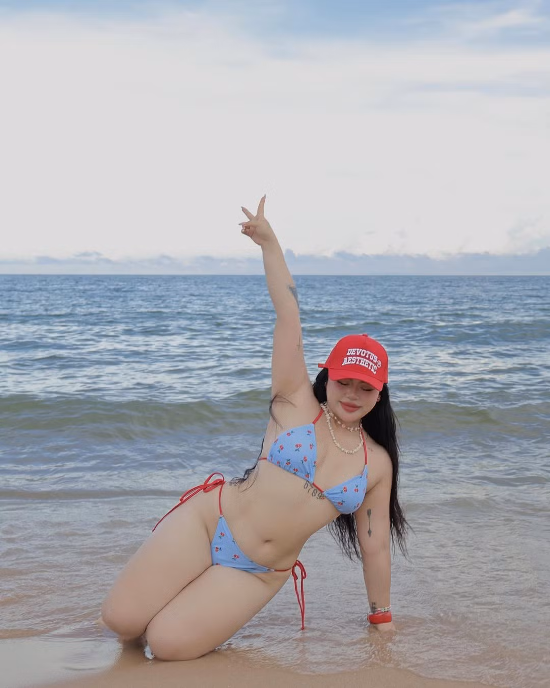 Nhờ khí chất riêng, cô nàng thường được mời làm mẫu ảnh cho nhiều hãng thời trang, trong đó có cả những hãng nội y. Dù đứng cùng những bạn mẫu dáng người mảnh mai, Hữu Vi cũng không ngại nếu bị đem ra so sánh về hình thể.