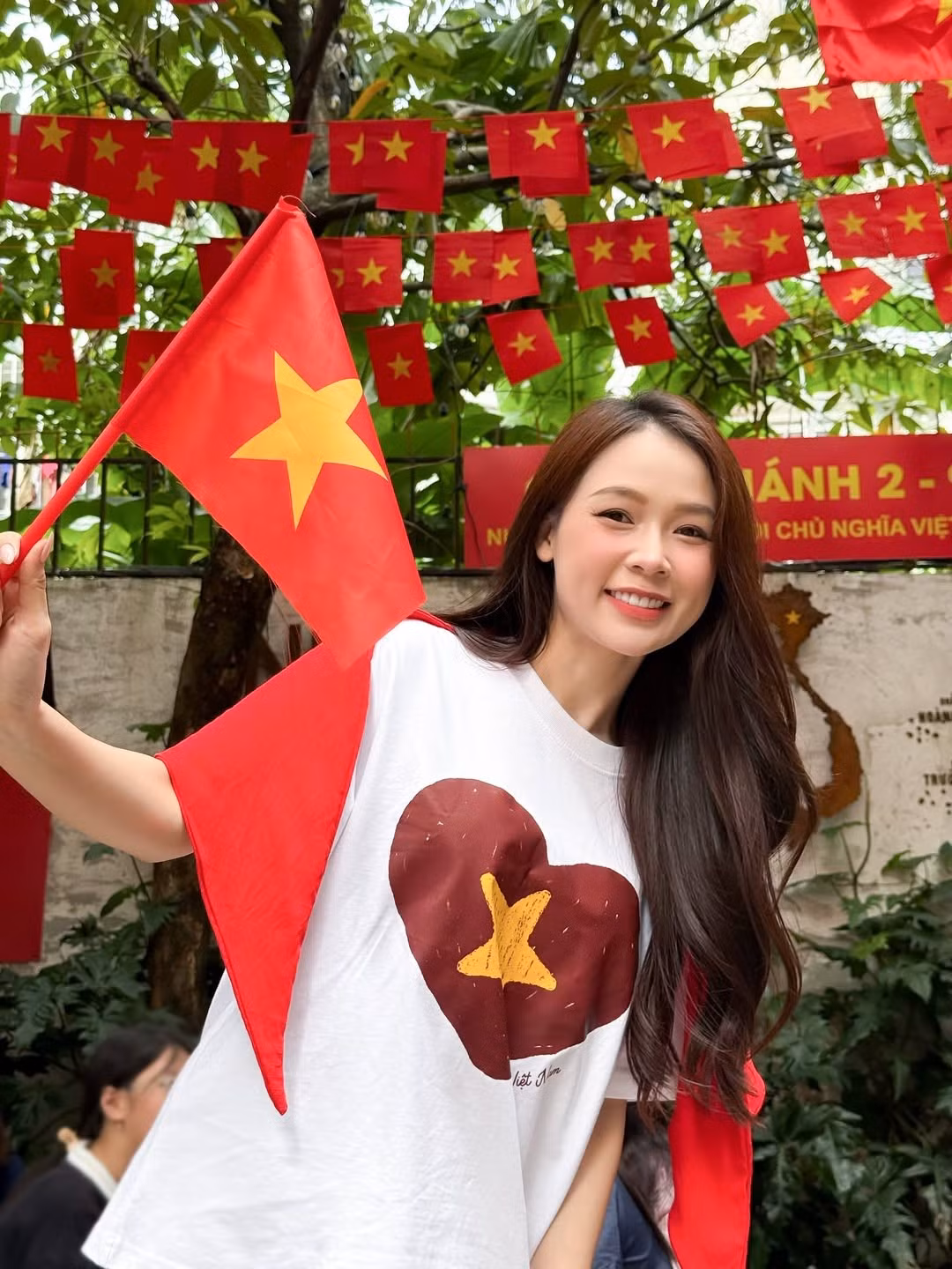 Trong bộ ảnh, Sam diện chiếc áo phông trắng in hình trái tim đỏ sao vàng—lấy cảm hứng từ lá cờ Tổ quốc—kết hợp cùng quần trắng đơn giản. (Ảnh: IGNV)