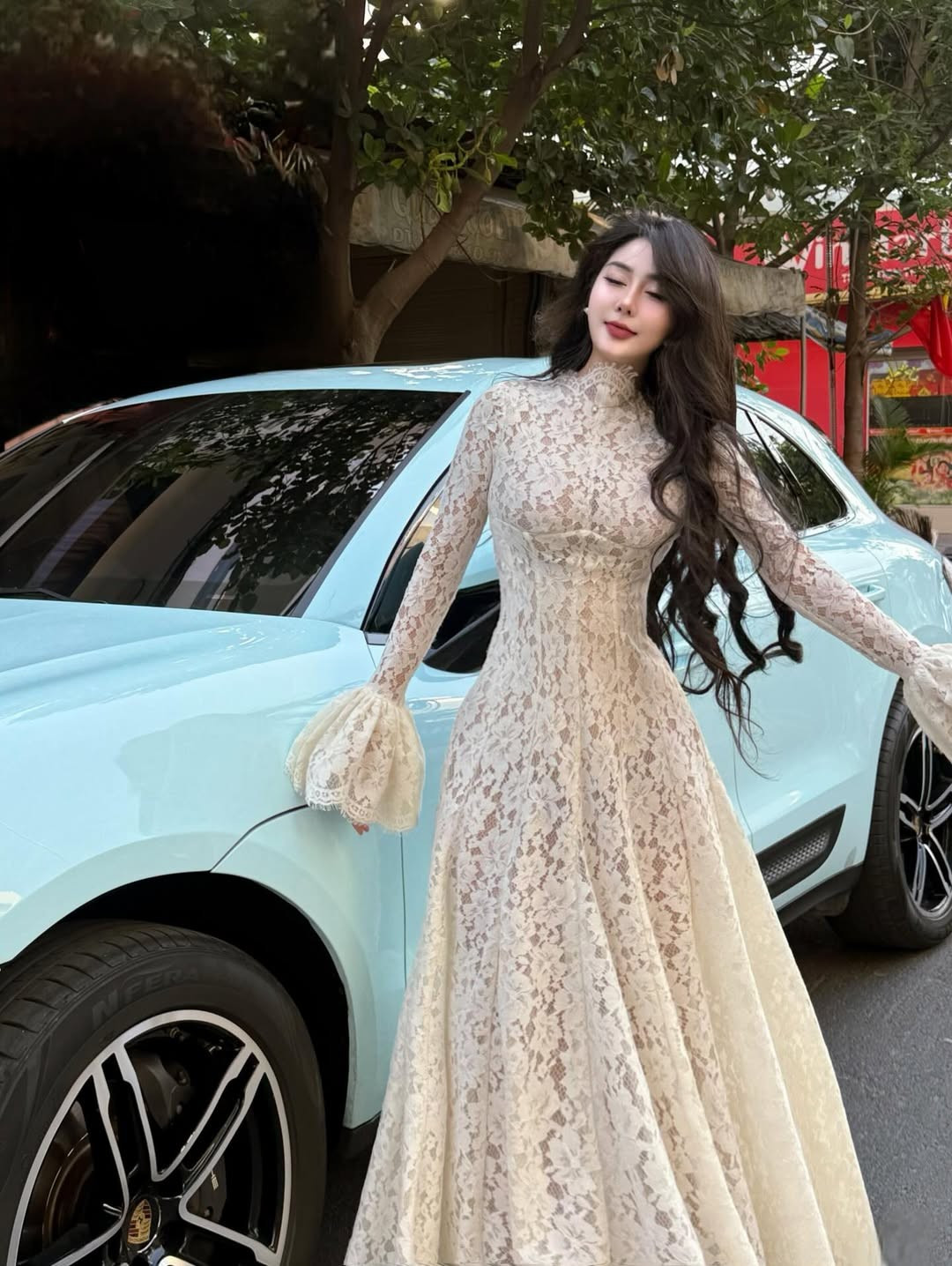 Mới đây, "mỹ nhân không góc chết" này lại tiếp tục khiến netizen phải trầm trồ khi tung ra bộ ảnh thả dáng bên xế sang. (Ảnh: IGNV)