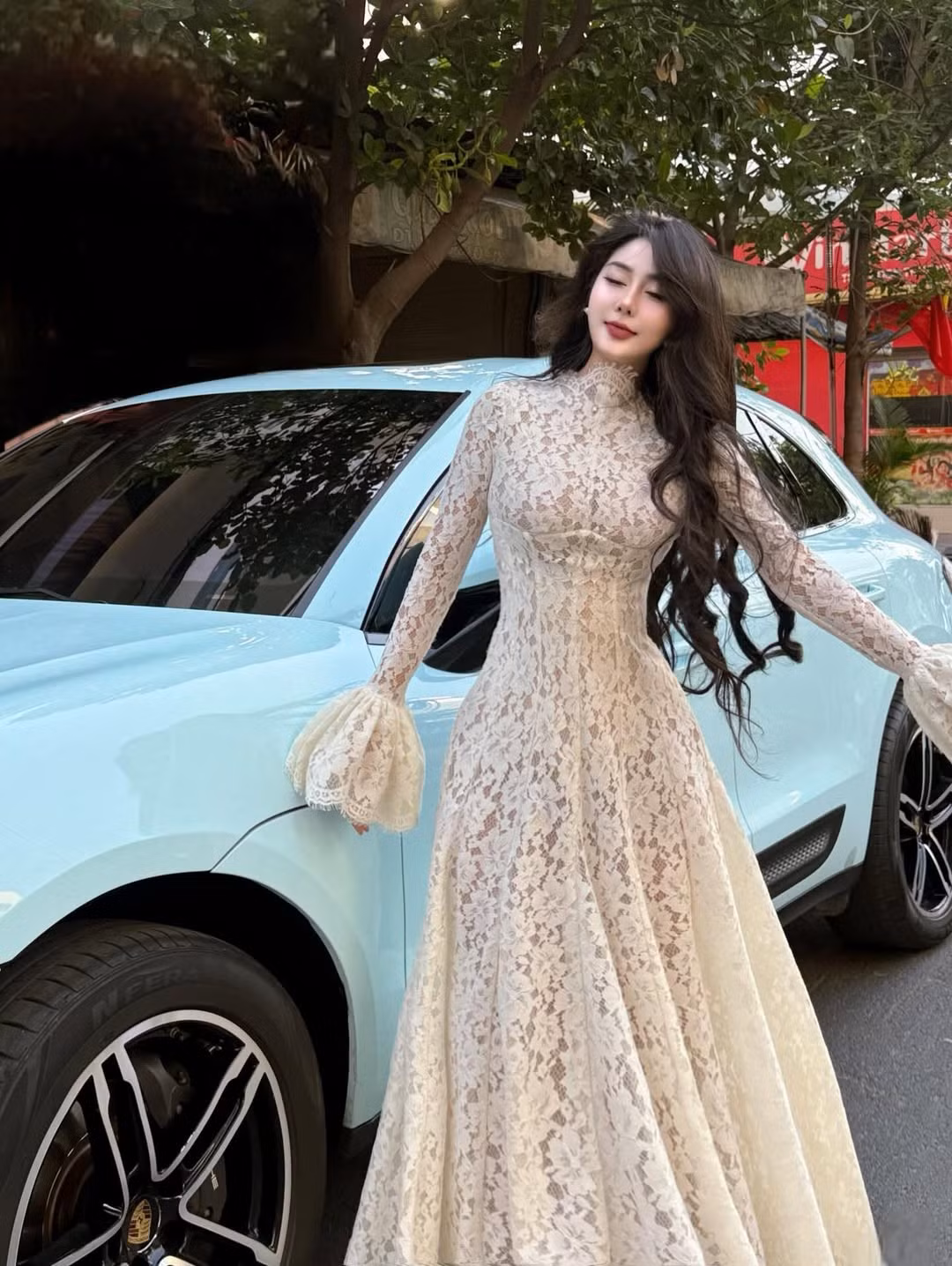 Mới đây, "mỹ nhân không góc chết" này lại tiếp tục khiến netizen phải trầm trồ khi tung ra bộ ảnh thả dáng bên xế sang. (Ảnh: IGNV)