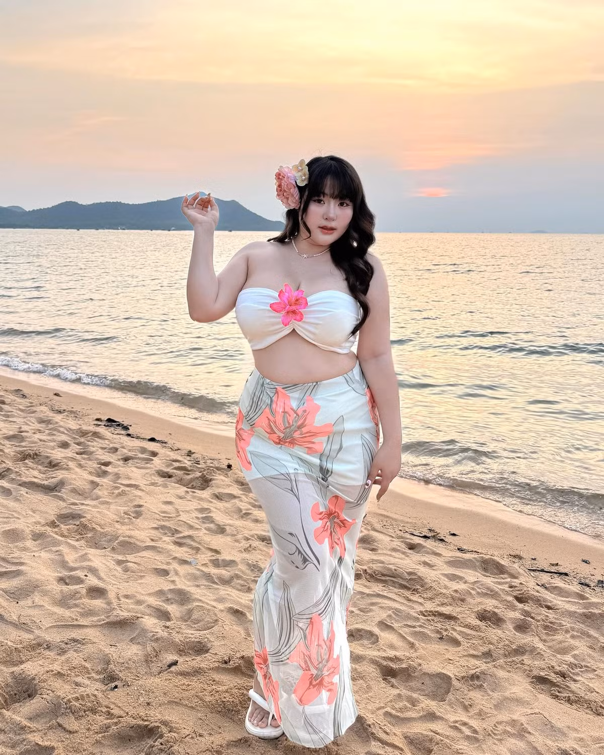 Khung cảnh hoàng hôn bên bờ biển càng làm tôn thêm vẻ đẹp dịu dàng và rực rỡ của cô nàng.